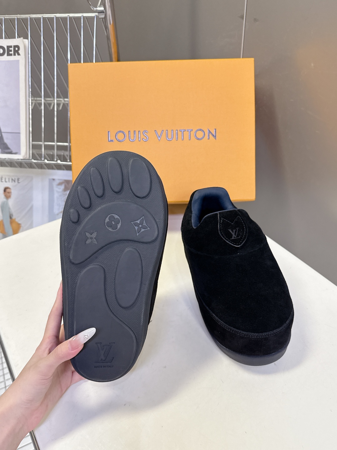 LOUIS VUITTON路易威登最新走秀款YETI 胖丁 丑萌面包鞋 以绒面牛皮革为基底，局部压印Ni