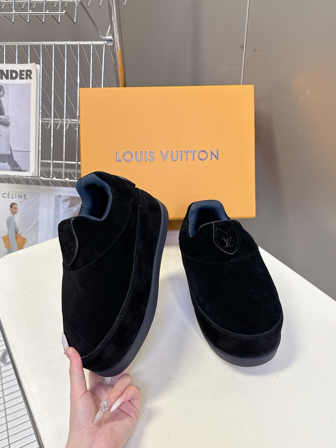 LOUIS VUITTON路易威登最新走秀款YETI 胖丁 丑萌面包鞋 以绒面牛皮革为基底，局部压印Ni