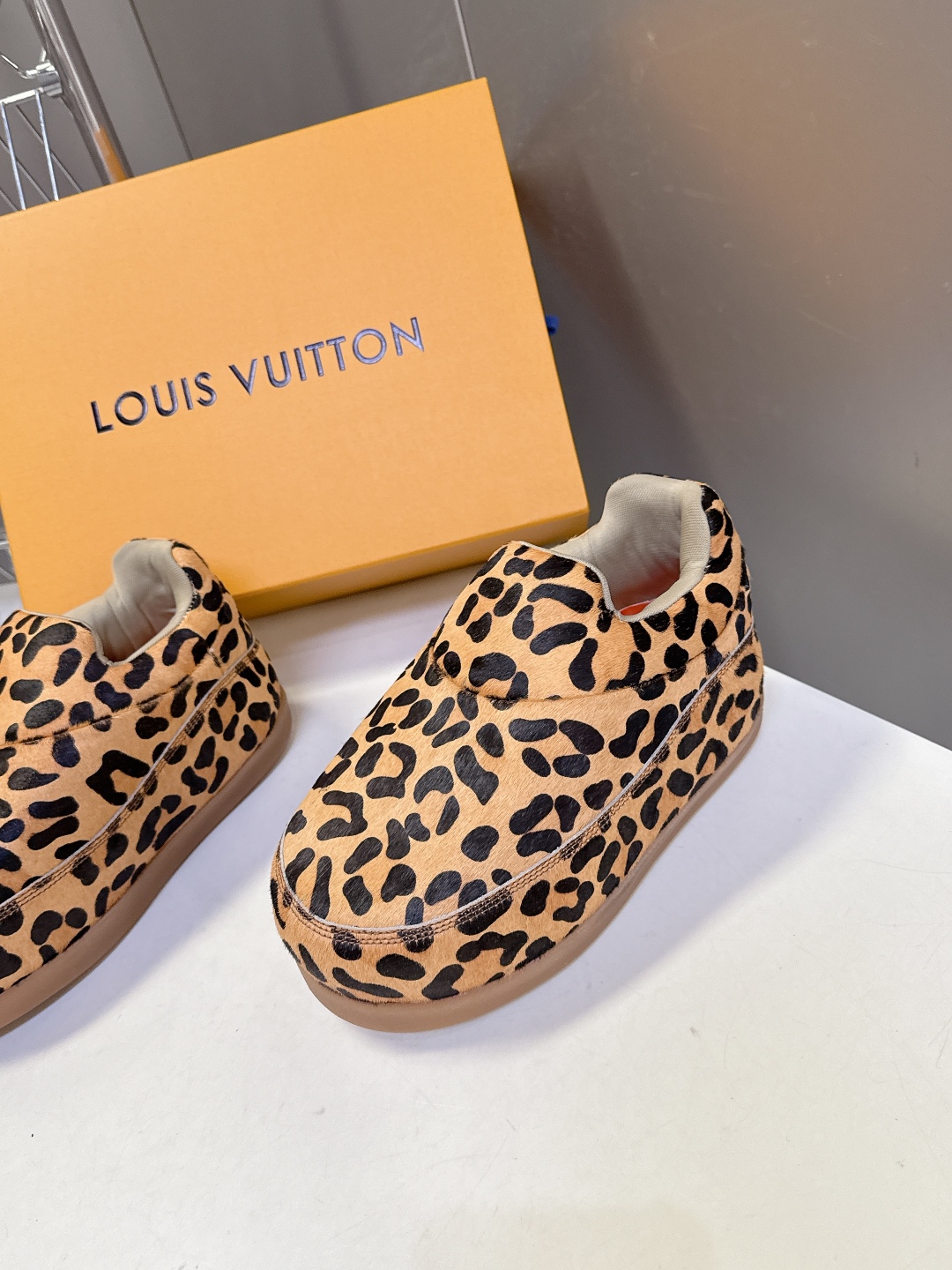 LOUIS VUITTON路易威登最新走秀款YETI 胖丁 丑萌面包鞋 以绒面牛皮革为基底，局部压印Ni