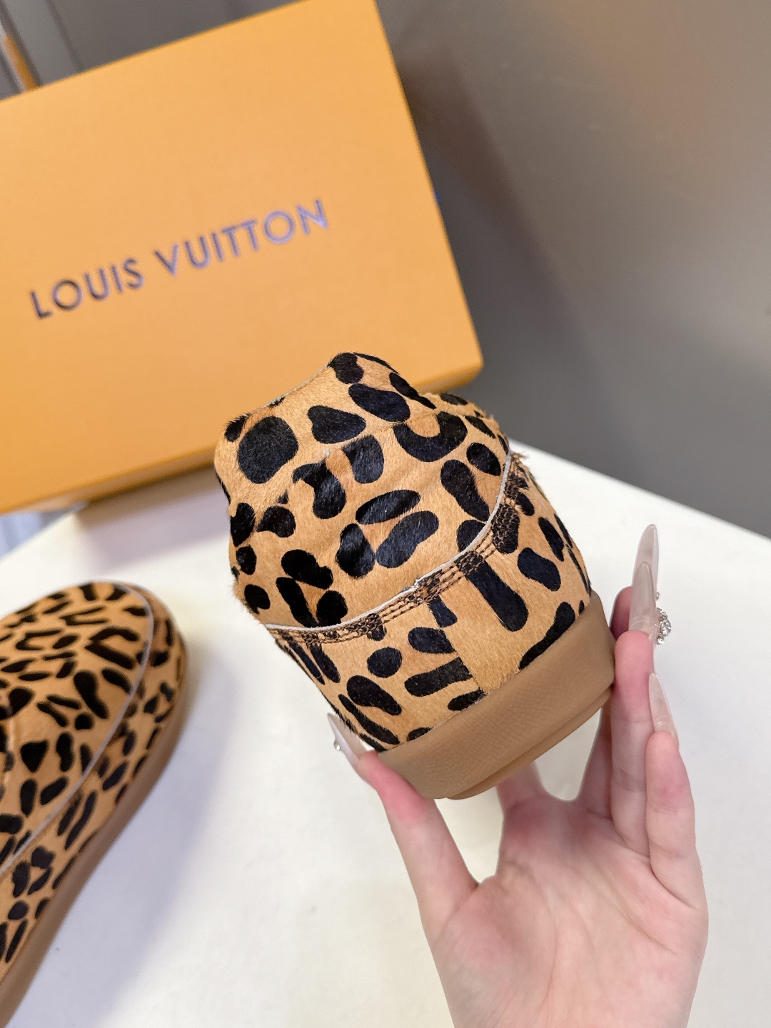 LOUIS VUITTON路易威登最新走秀款YETI 胖丁 丑萌面包鞋 以绒面牛皮革为基底，局部压印Ni