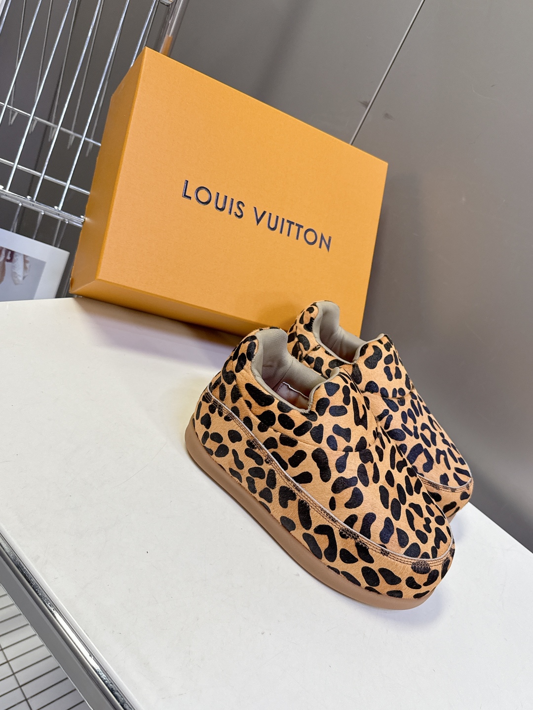 LOUIS VUITTON路易威登最新走秀款YETI 胖丁 丑萌面包鞋 以绒面牛皮革为基底，局部压印Ni