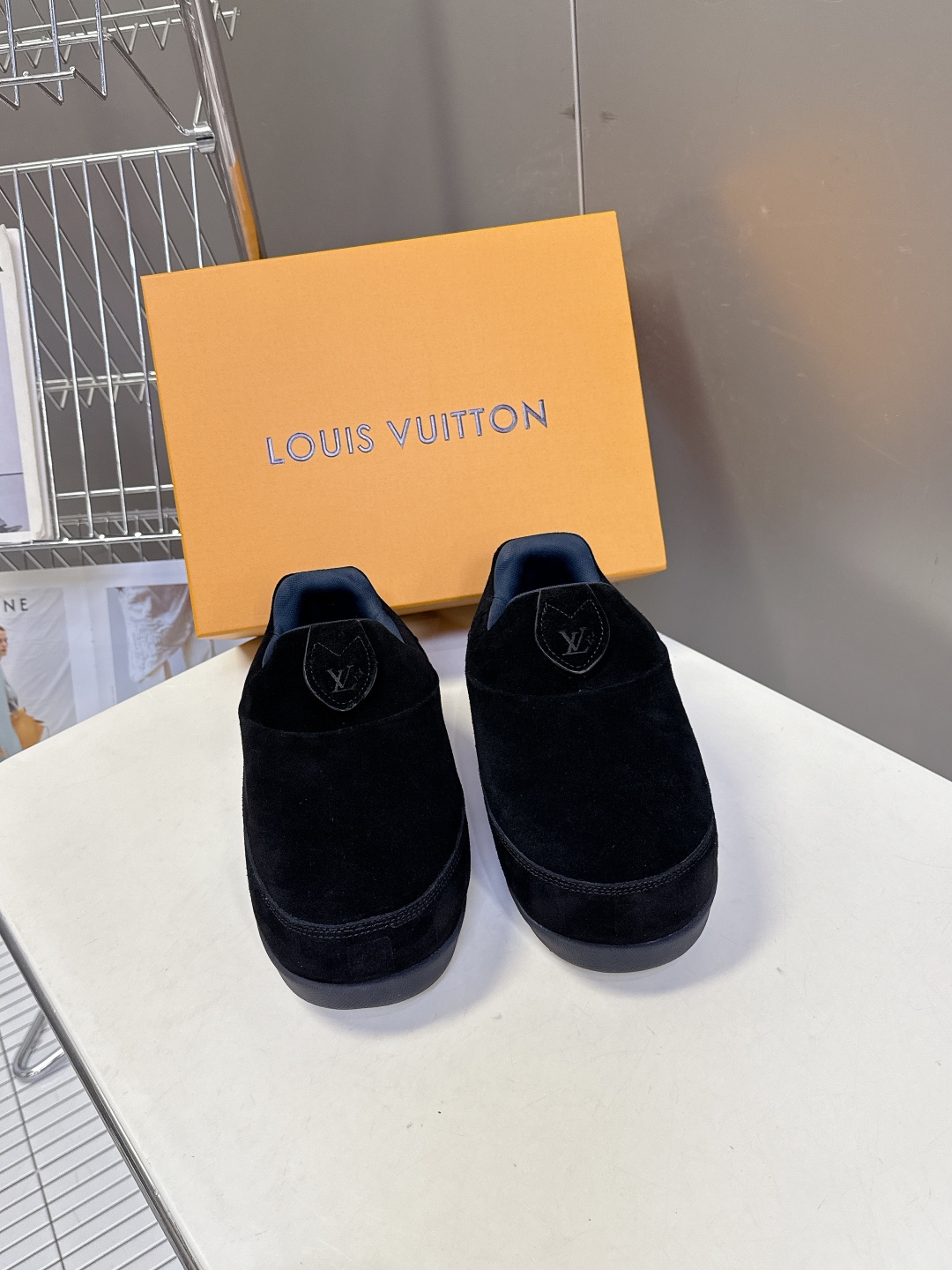 LOUIS VUITTON路易威登最新走秀款YETI 胖丁 丑萌面包鞋 以绒面牛皮革为基底，局部压印Ni