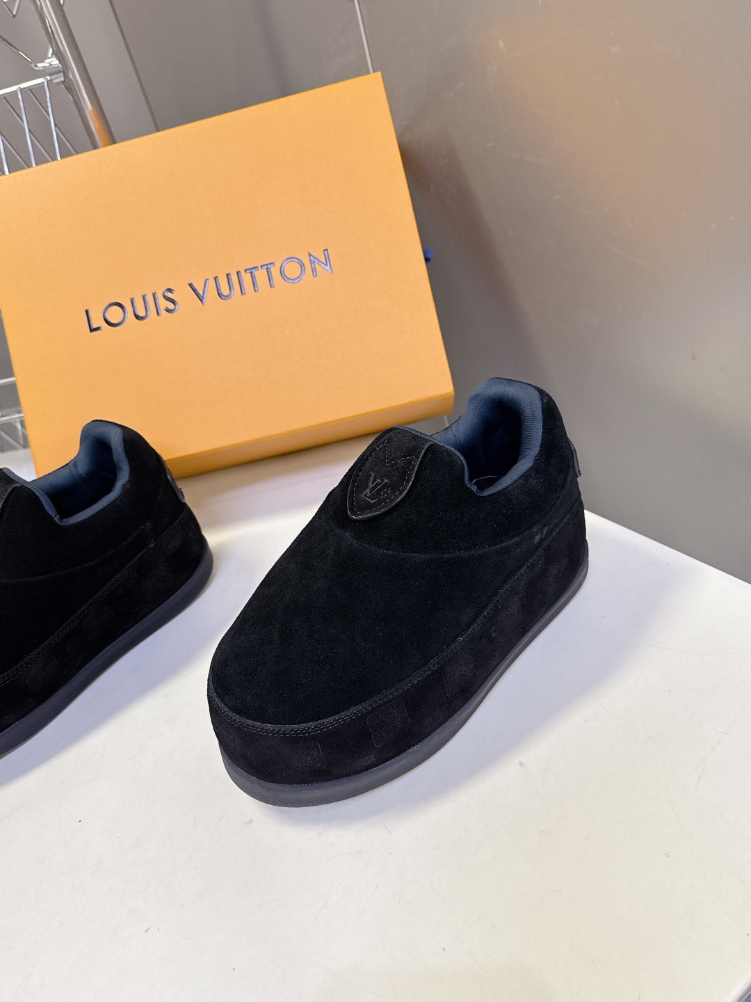 LOUIS VUITTON路易威登最新走秀款YETI 胖丁 丑萌面包鞋 以绒面牛皮革为基底，局部压印Ni