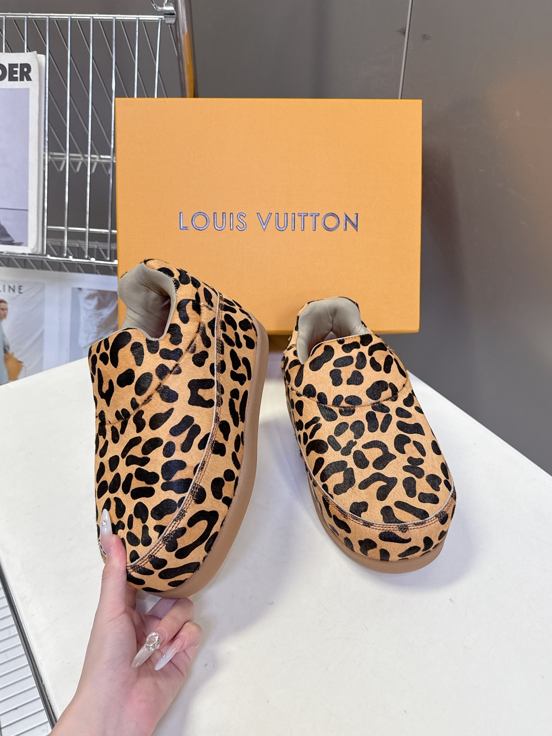 LOUIS VUITTON路易威登最新走秀款YETI 胖丁 丑萌面包鞋 以绒面牛皮革为基底，局部压印Ni