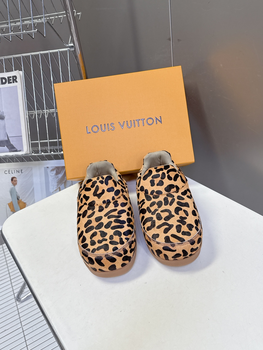 LOUIS VUITTON路易威登最新走秀款YETI 胖丁 丑萌面包鞋 以绒面牛皮革为基底，局部压印Ni