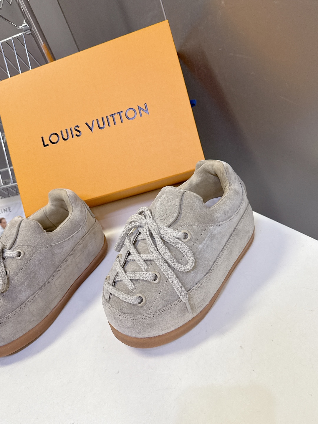 LOUIS VUITTON路易威登最新走秀款YETI 胖丁 丑萌面包鞋 以绒面牛皮革为基底，局部压印Ni