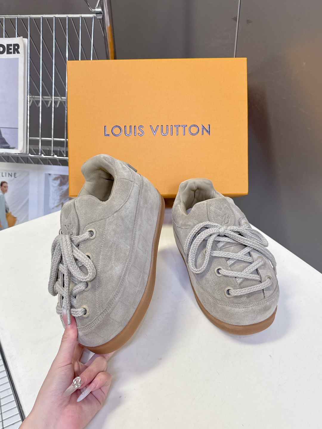 LOUIS VUITTON路易威登最新走秀款YETI 胖丁 丑萌面包鞋 以绒面牛皮革为基底，局部压印Ni
