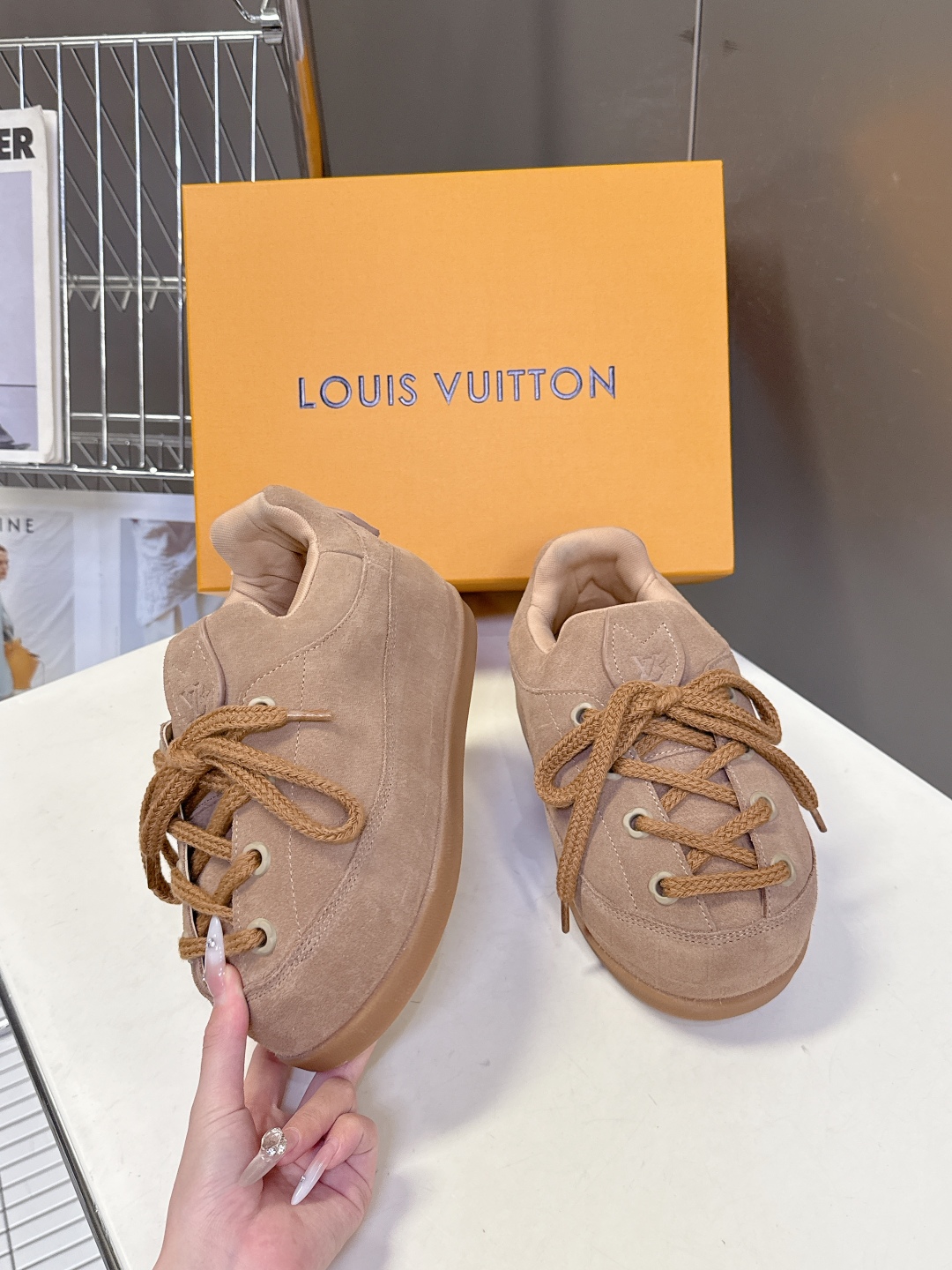 LOUIS VUITTON路易威登最新走秀款YETI 胖丁 丑萌面包鞋 以绒面牛皮革为基底，局部压印Ni