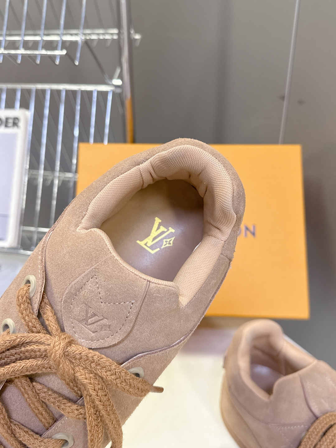 LOUIS VUITTON路易威登最新走秀款YETI 胖丁 丑萌面包鞋 以绒面牛皮革为基底，局部压印Ni