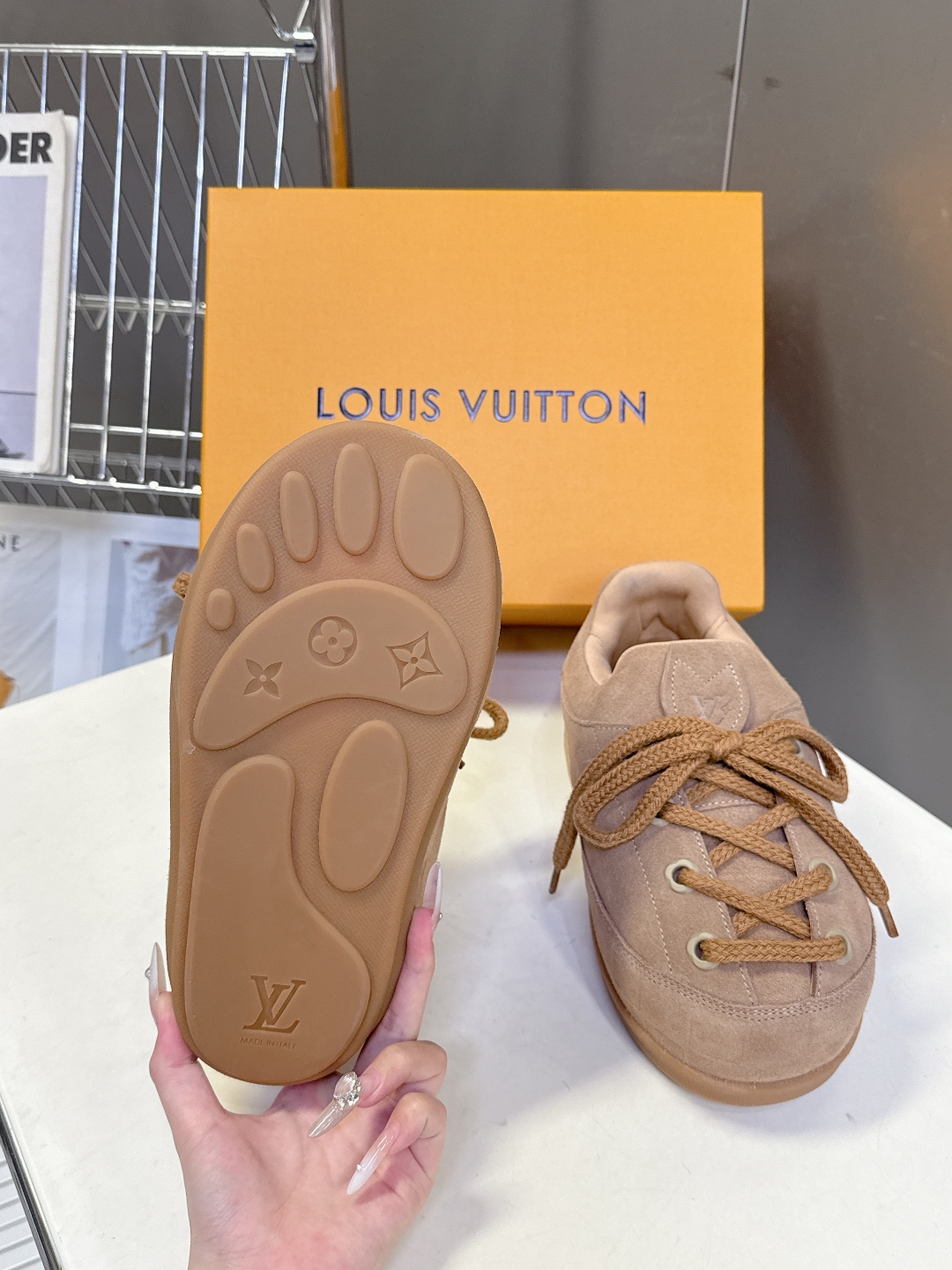 LOUIS VUITTON路易威登最新走秀款YETI 胖丁 丑萌面包鞋 以绒面牛皮革为基底，局部压印Ni