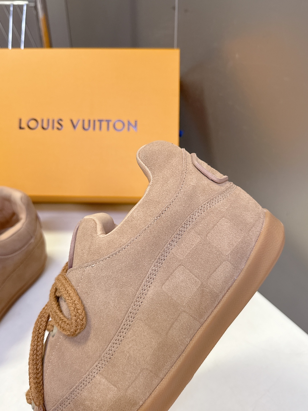 LOUIS VUITTON路易威登最新走秀款YETI 胖丁 丑萌面包鞋 以绒面牛皮革为基底，局部压印Ni