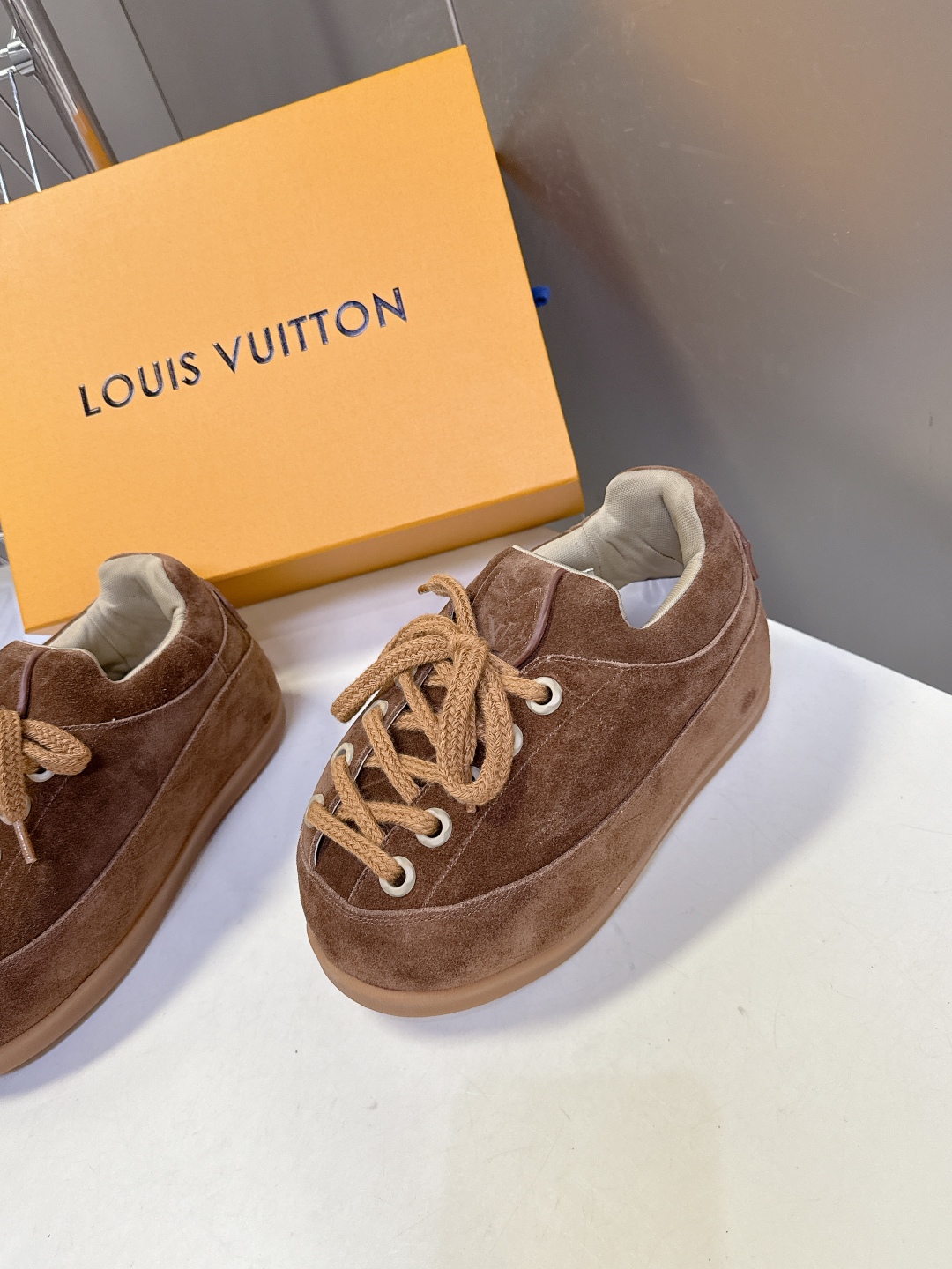 LOUIS VUITTON路易威登最新走秀款YETI 胖丁 丑萌面包鞋 以绒面牛皮革为基底，局部压印Ni