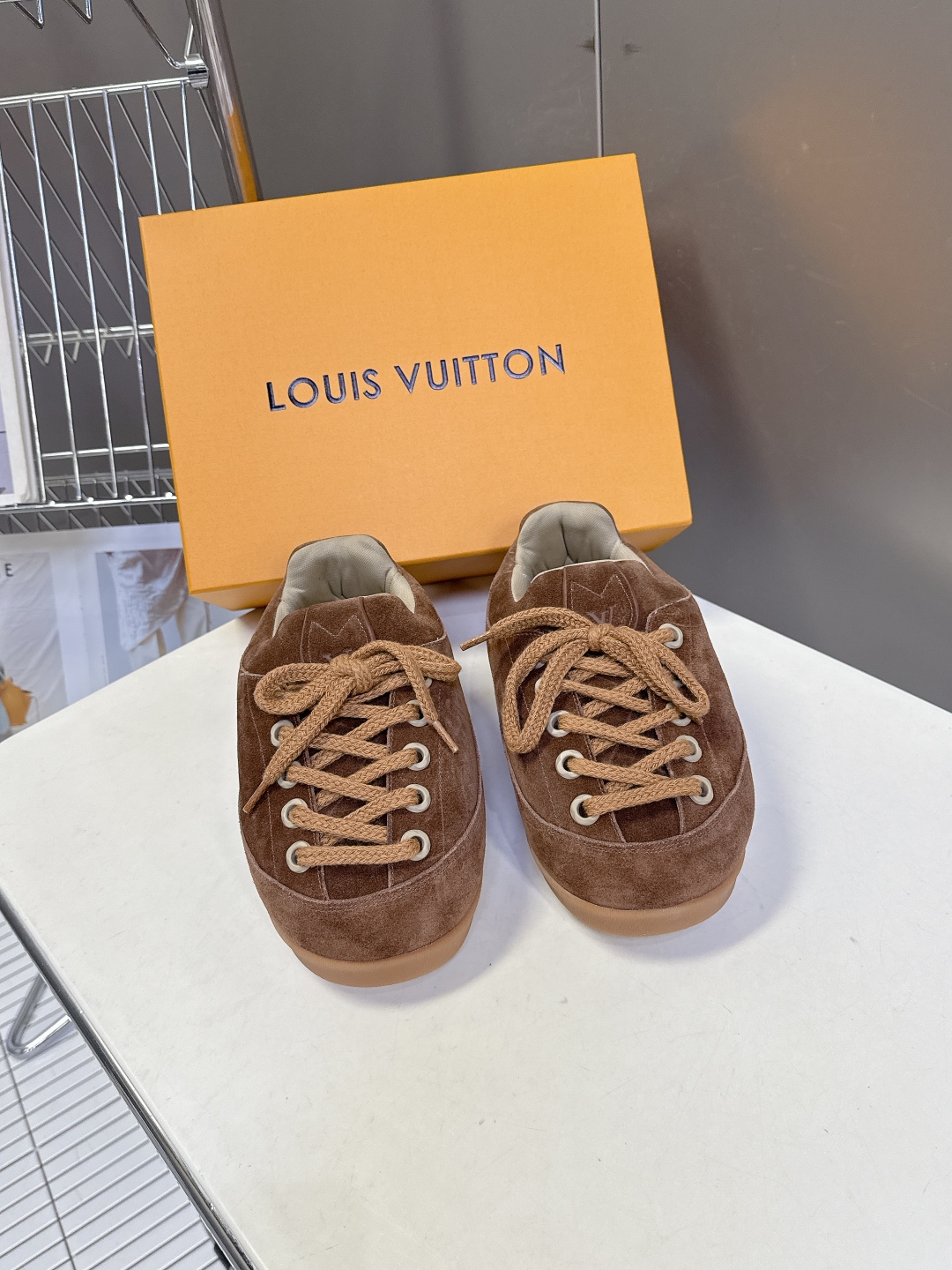 LOUIS VUITTON路易威登最新走秀款YETI 胖丁 丑萌面包鞋 以绒面牛皮革为基底，局部压印Ni
