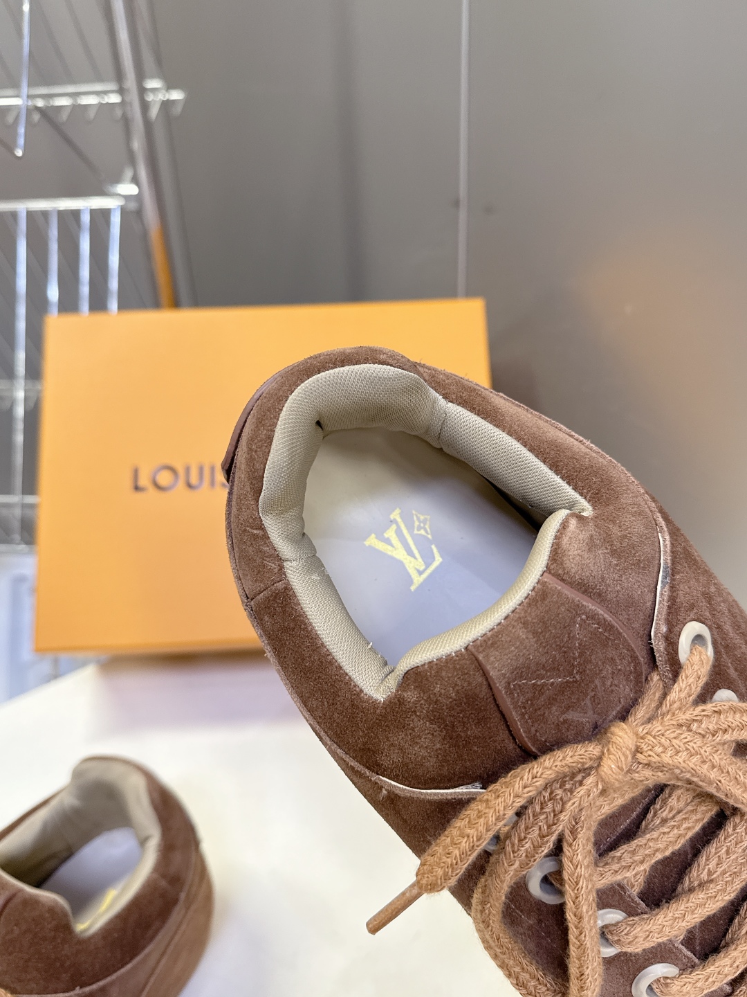 LOUIS VUITTON路易威登最新走秀款YETI 胖丁 丑萌面包鞋 以绒面牛皮革为基底，局部压印Ni