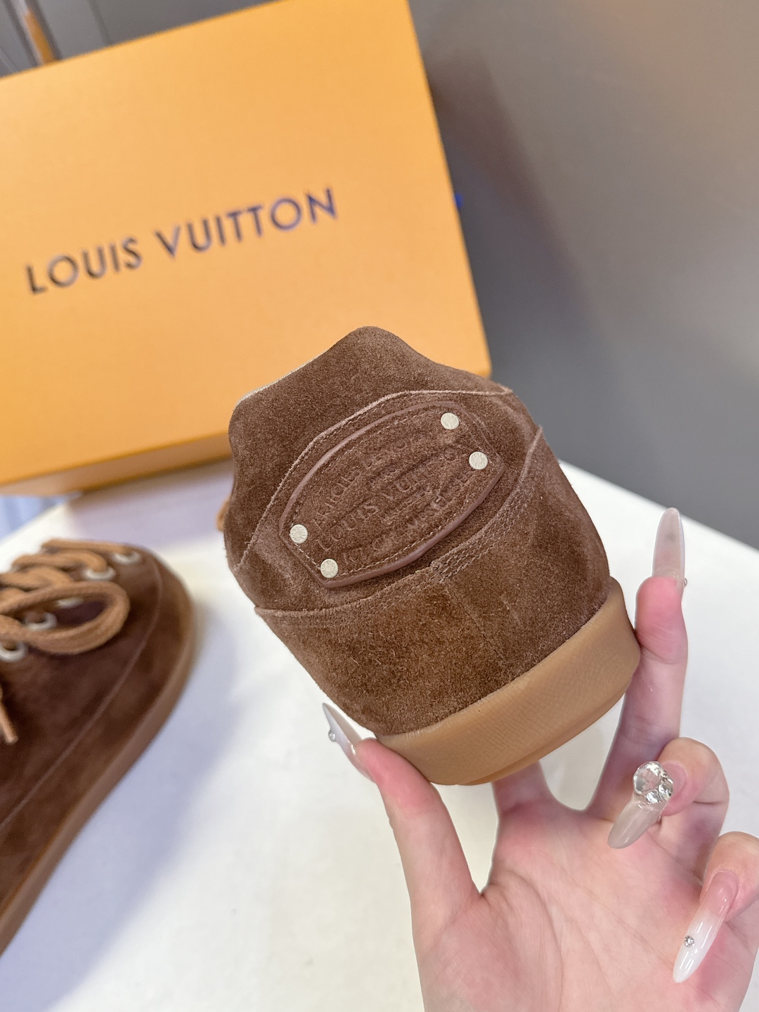 LOUIS VUITTON路易威登最新走秀款YETI 胖丁 丑萌面包鞋 以绒面牛皮革为基底，局部压印Ni