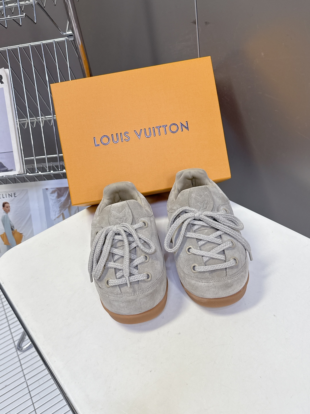 LOUIS VUITTON路易威登最新走秀款YETI 胖丁 丑萌面包鞋 以绒面牛皮革为基底，局部压印Ni