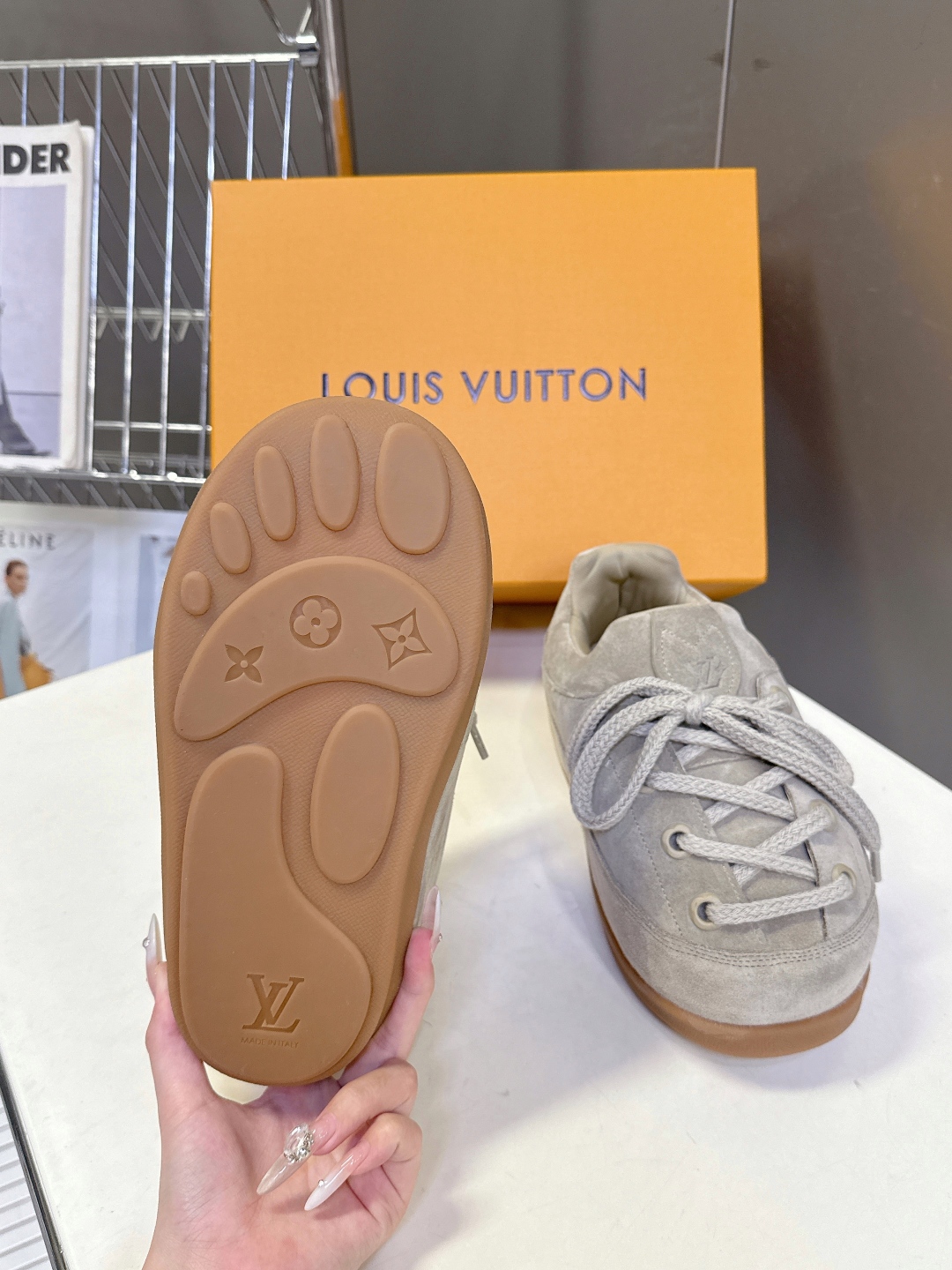 LOUIS VUITTON路易威登最新走秀款YETI 胖丁 丑萌面包鞋 以绒面牛皮革为基底，局部压印Ni