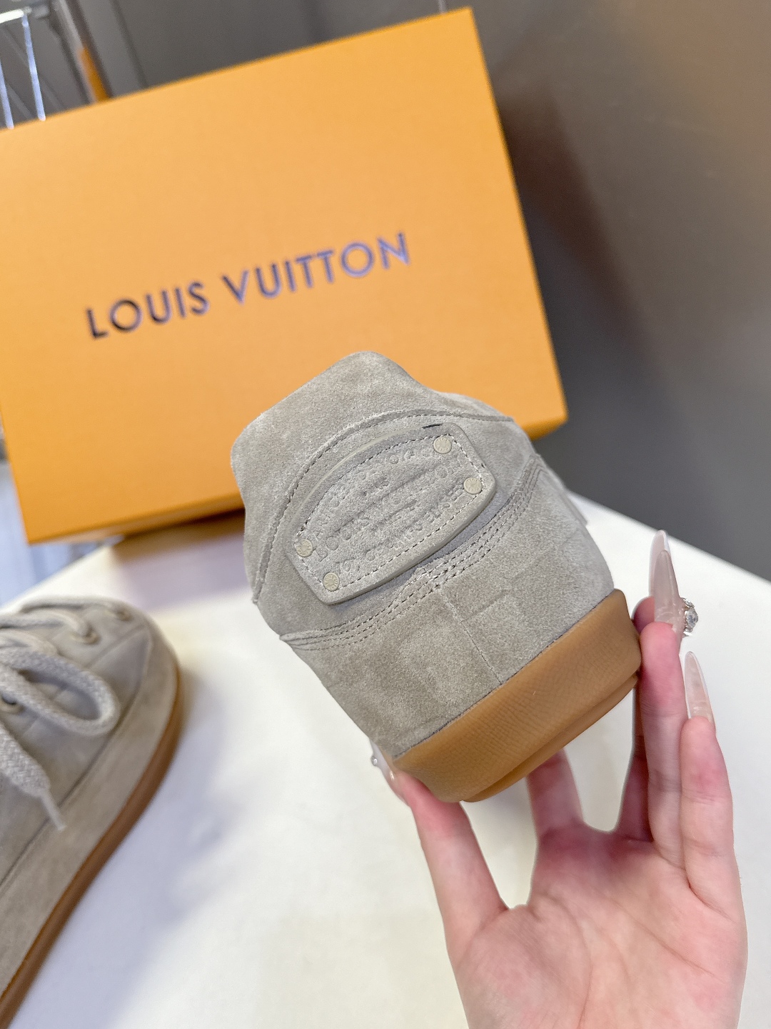 LOUIS VUITTON路易威登最新走秀款YETI 胖丁 丑萌面包鞋 以绒面牛皮革为基底，局部压印Ni