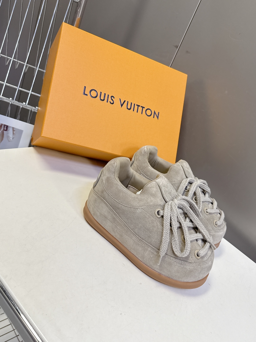 LOUIS VUITTON路易威登最新走秀款YETI 胖丁 丑萌面包鞋 以绒面牛皮革为基底，局部压印Ni