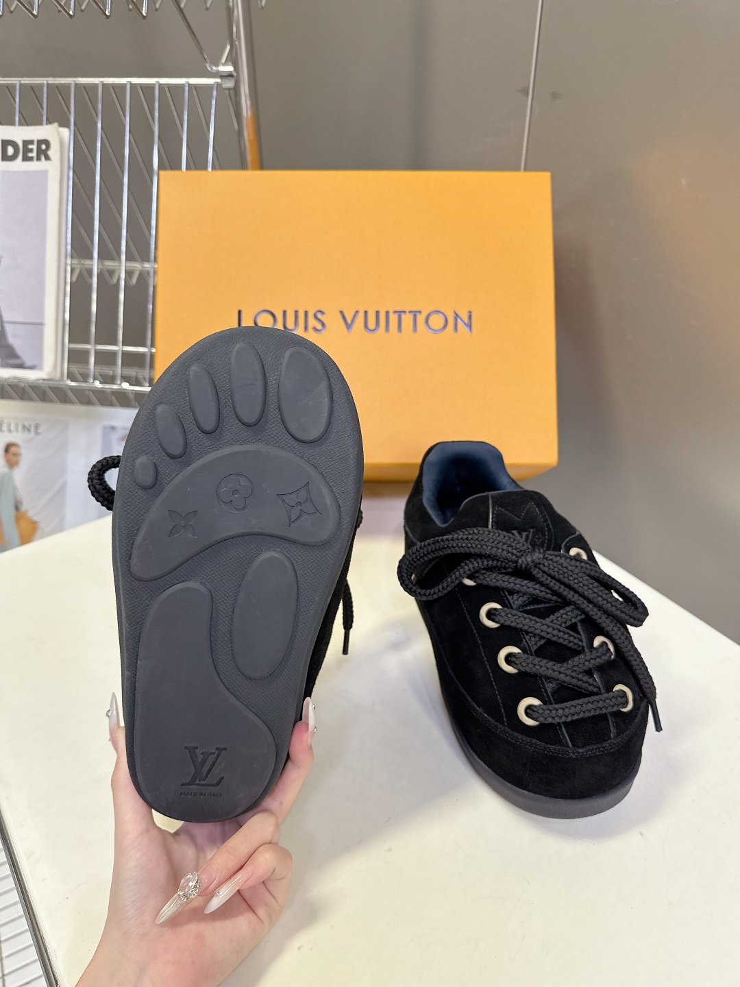 LOUIS VUITTON路易威登最新走秀款YETI 胖丁 丑萌面包鞋 以绒面牛皮革为基底，局部压印Ni