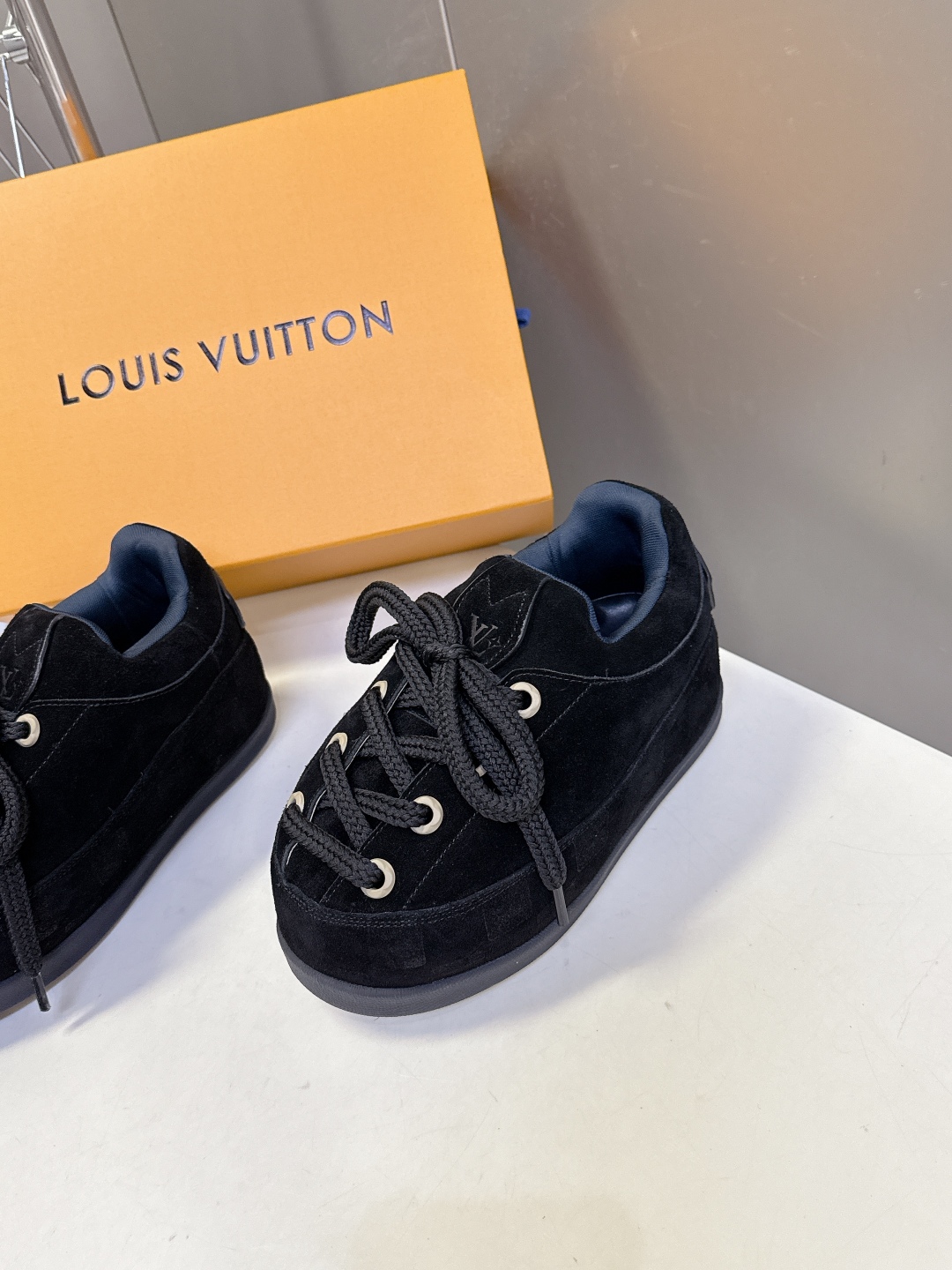 LOUIS VUITTON路易威登最新走秀款YETI 胖丁 丑萌面包鞋 以绒面牛皮革为基底，局部压印Ni