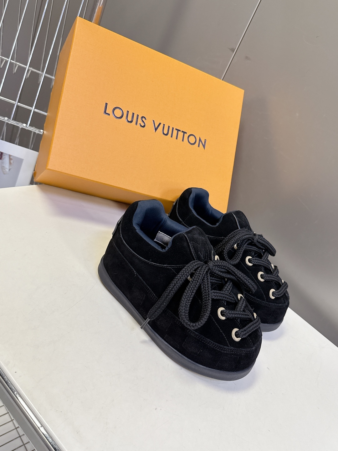 LOUIS VUITTON路易威登最新走秀款YETI 胖丁 丑萌面包鞋 以绒面牛皮革为基底，局部压印Ni