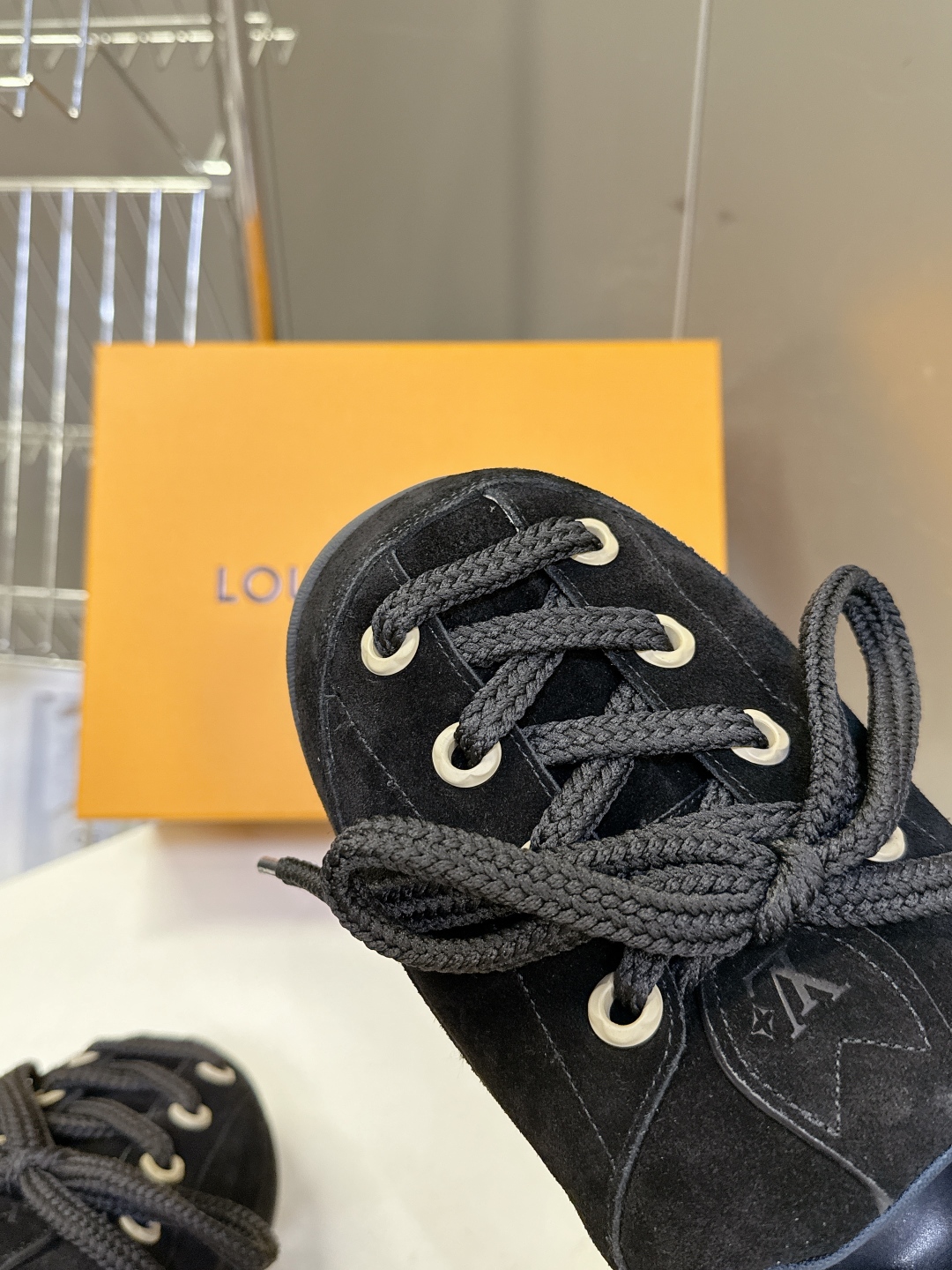 LOUIS VUITTON路易威登最新走秀款YETI 胖丁 丑萌面包鞋 以绒面牛皮革为基底，局部压印Ni