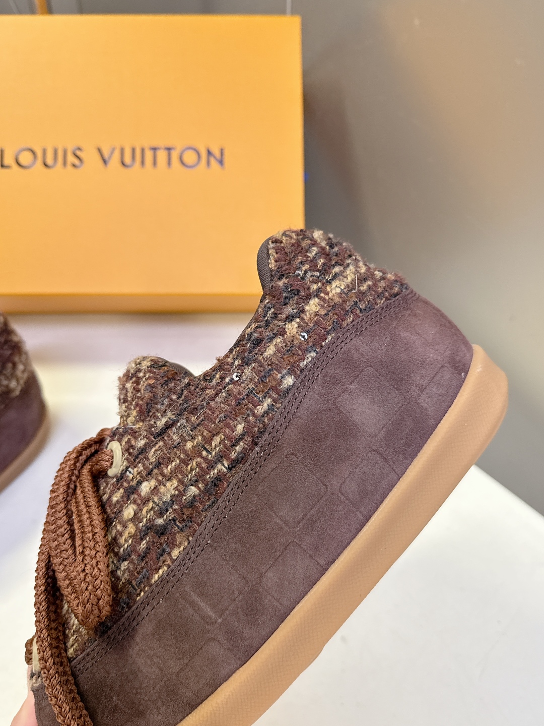 LOUIS VUITTON路易威登最新走秀款YETI 胖丁 丑萌面包鞋 以绒面牛皮革为基底，局部压印Ni