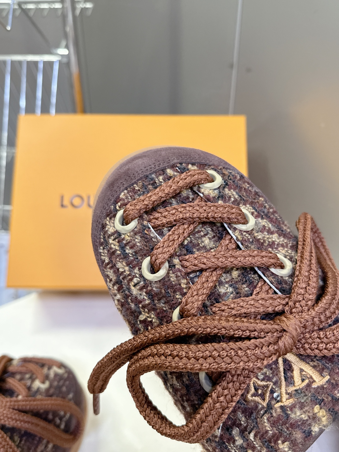 LOUIS VUITTON路易威登最新走秀款YETI 胖丁 丑萌面包鞋 以绒面牛皮革为基底，局部压印Ni