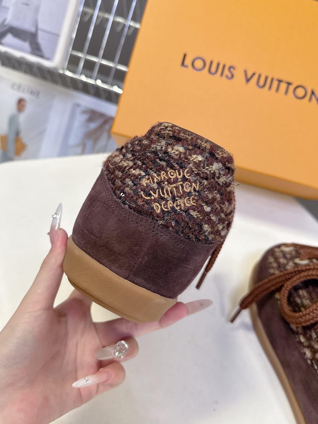 LOUIS VUITTON路易威登最新走秀款YETI 胖丁 丑萌面包鞋 以绒面牛皮革为基底，局部压印Ni