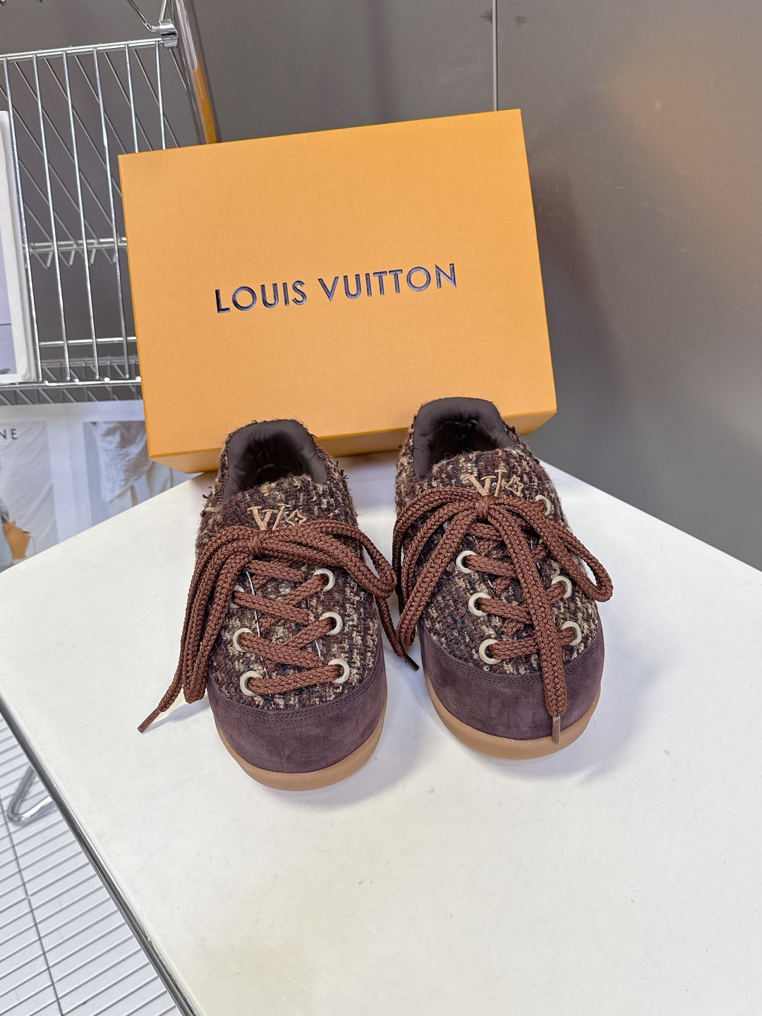 LOUIS VUITTON路易威登最新走秀款YETI 胖丁 丑萌面包鞋 以绒面牛皮革为基底，局部压印Ni