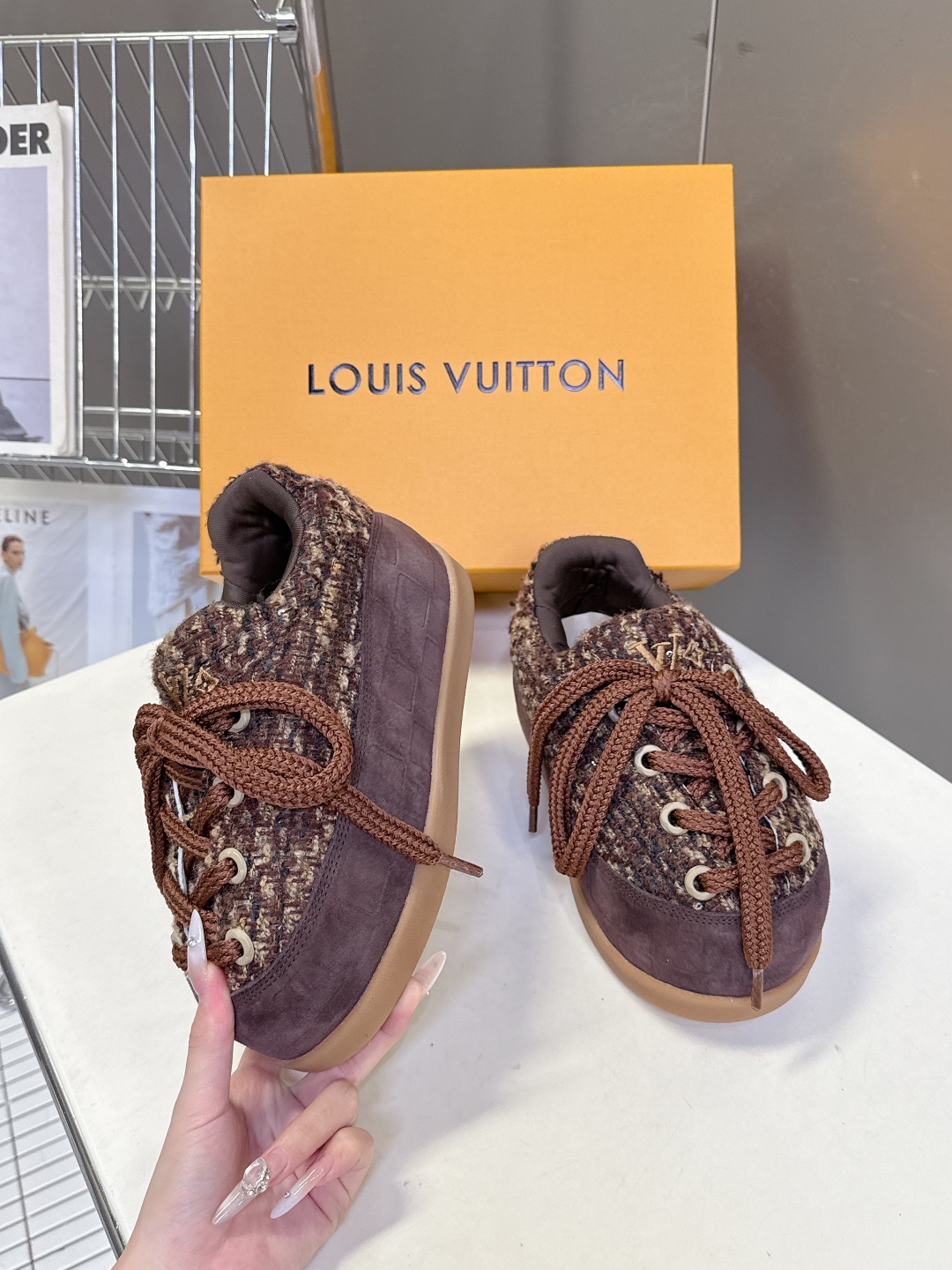 LOUIS VUITTON路易威登最新走秀款YETI 胖丁 丑萌面包鞋 以绒面牛皮革为基底，局部压印Ni