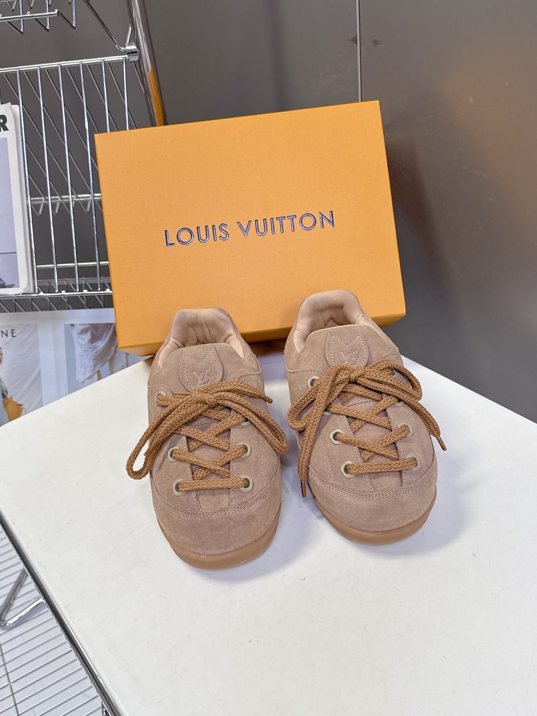 LOUIS VUITTON路易威登最新走秀款YETI 胖丁 丑萌面包鞋 以绒面牛皮革为基底，局部压印Ni