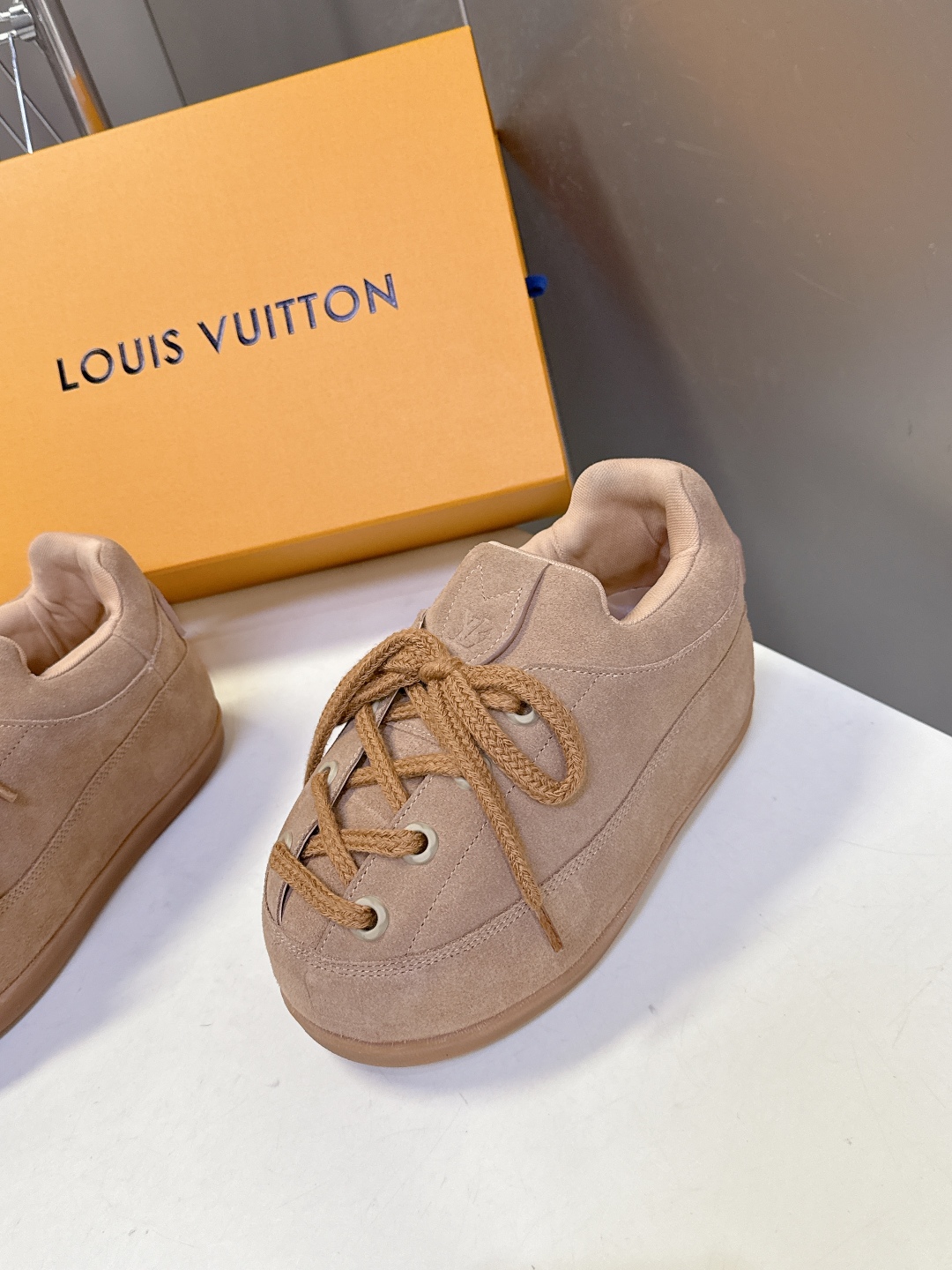 LOUIS VUITTON路易威登最新走秀款YETI 胖丁 丑萌面包鞋 以绒面牛皮革为基底，局部压印Ni