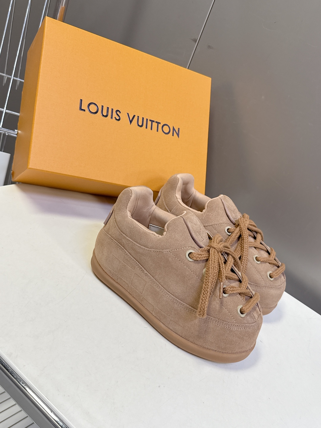 LOUIS VUITTON路易威登最新走秀款YETI 胖丁 丑萌面包鞋 以绒面牛皮革为基底，局部压印Ni