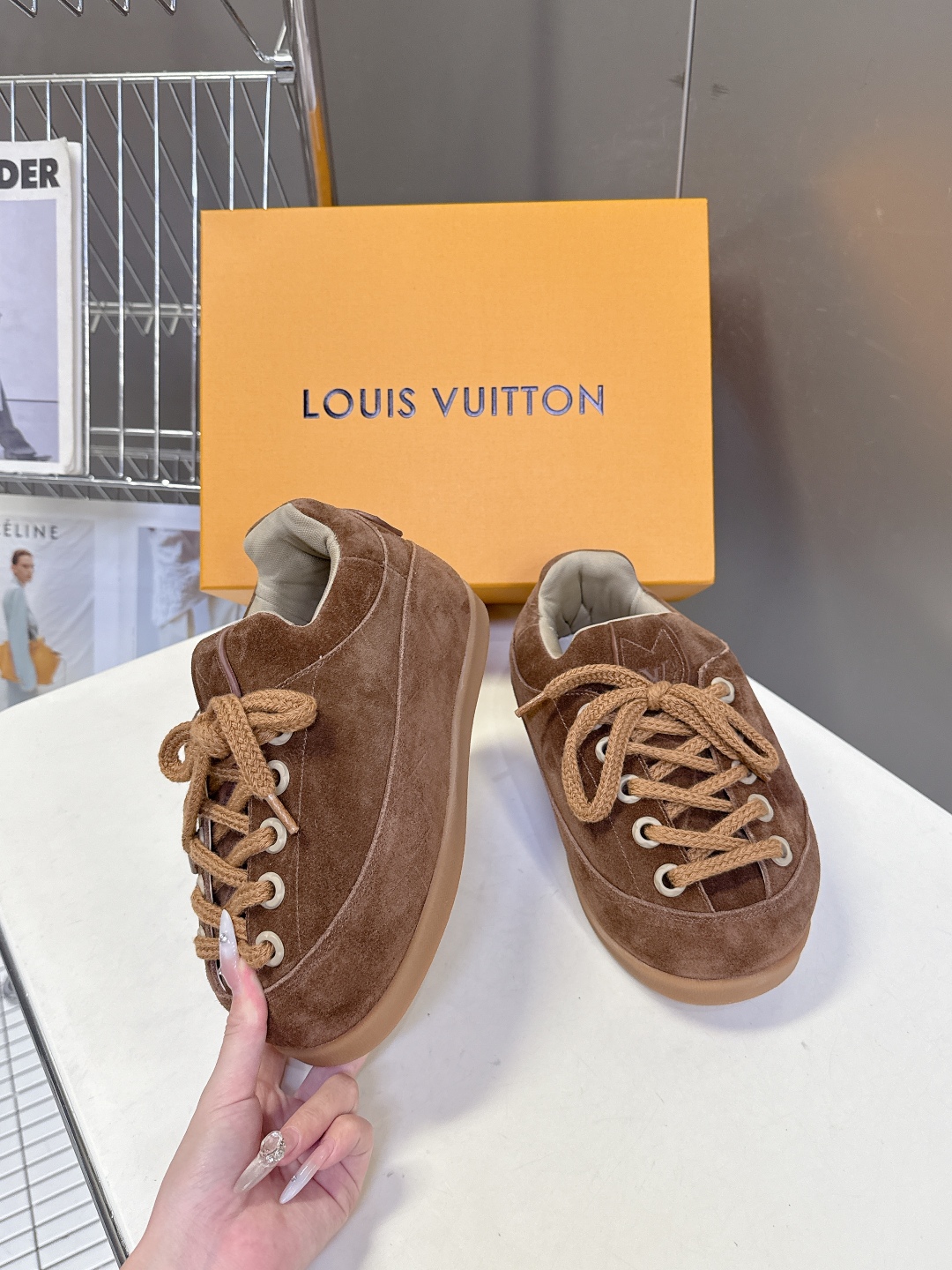 LOUIS VUITTON路易威登最新走秀款YETI 胖丁 丑萌面包鞋 以绒面牛皮革为基底，局部压印Ni