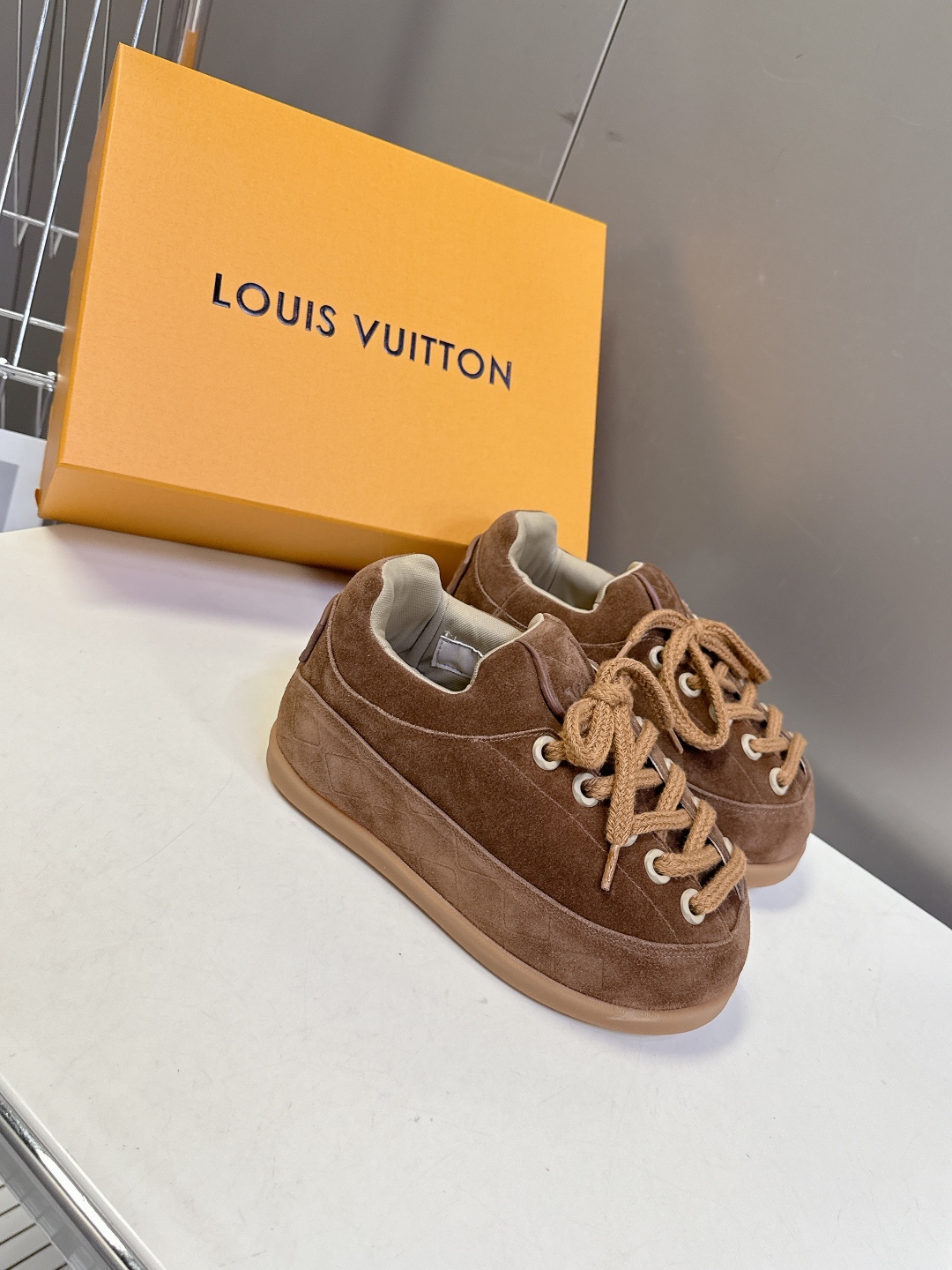 LOUIS VUITTON路易威登最新走秀款YETI 胖丁 丑萌面包鞋 以绒面牛皮革为基底，局部压印Ni