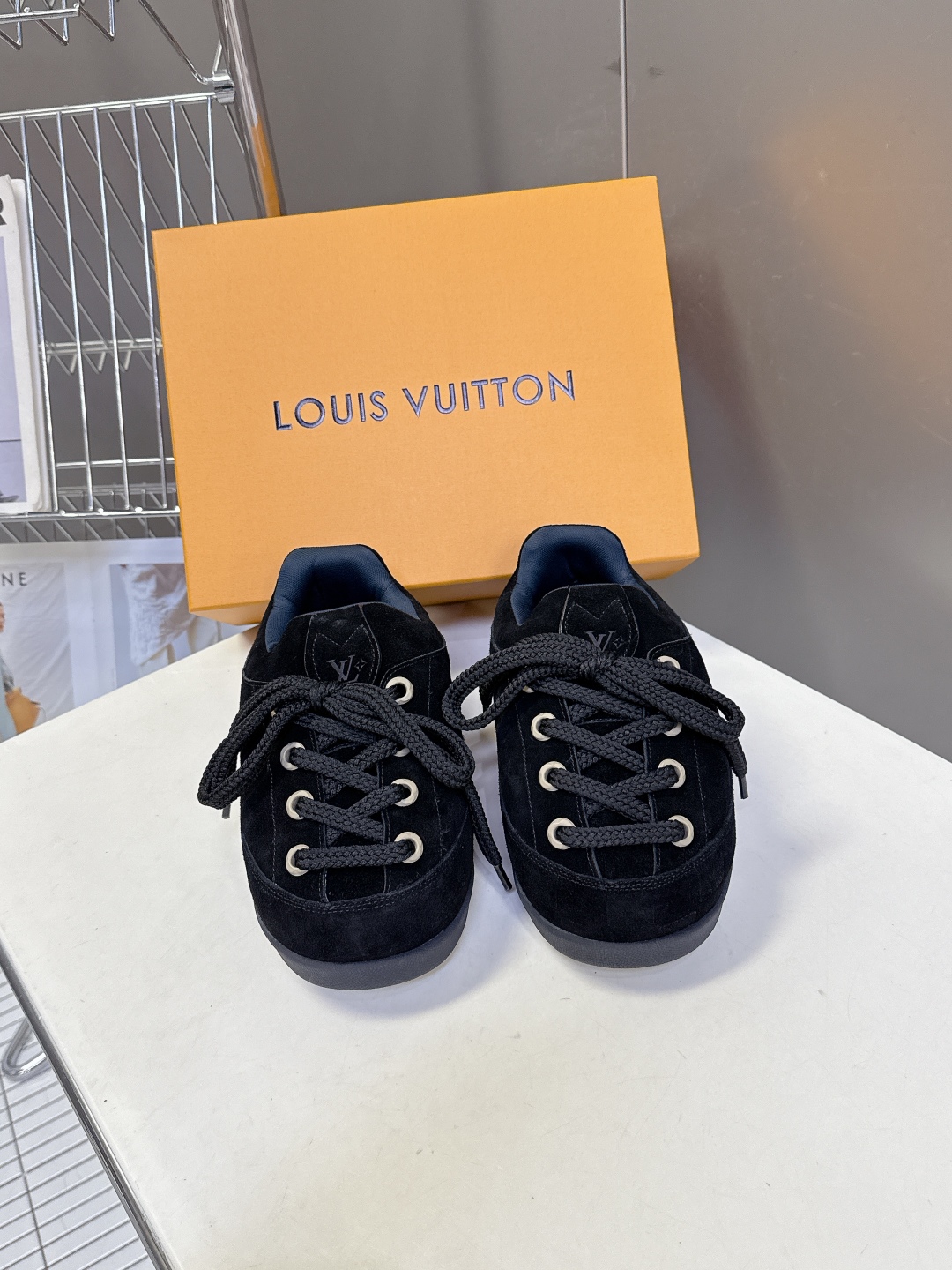 LOUIS VUITTON路易威登最新走秀款YETI 胖丁 丑萌面包鞋 以绒面牛皮革为基底，局部压印Ni
