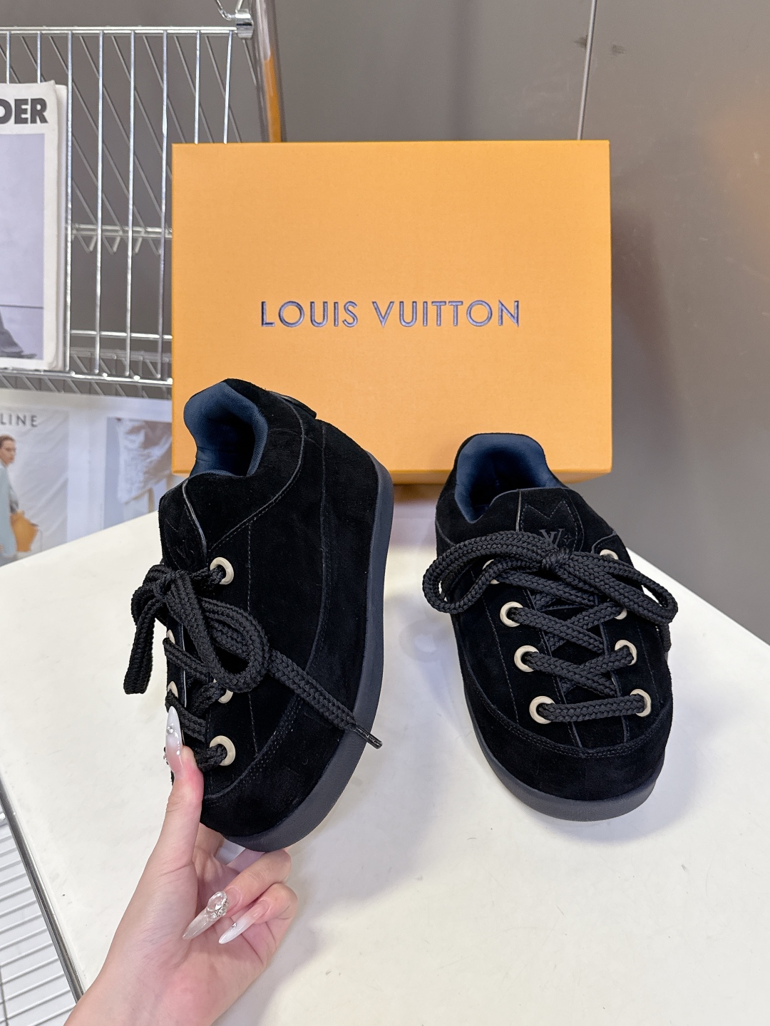 LOUIS VUITTON路易威登最新走秀款YETI 胖丁 丑萌面包鞋 以绒面牛皮革为基底，局部压印Ni