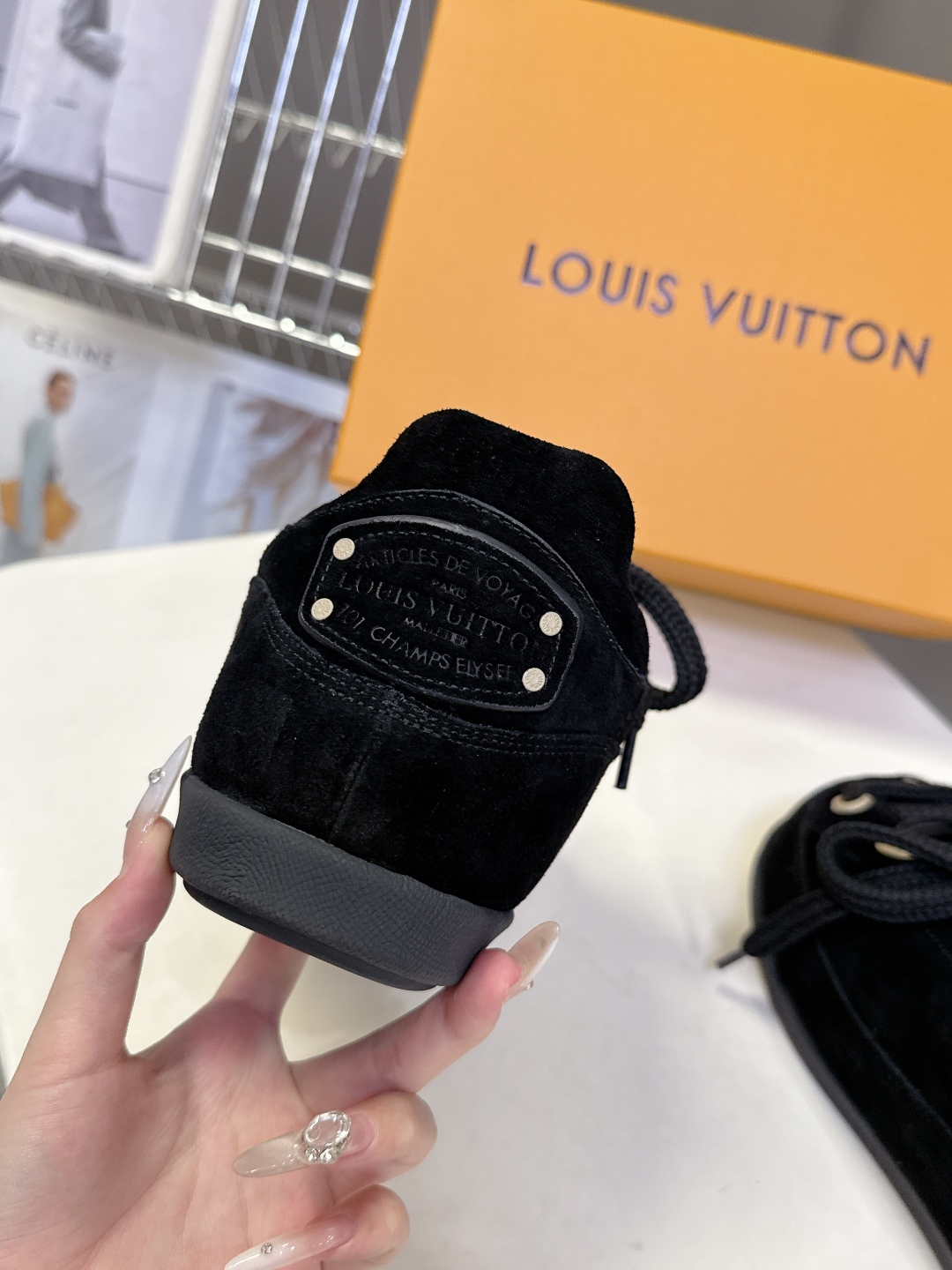 LOUIS VUITTON路易威登最新走秀款YETI 胖丁 丑萌面包鞋 以绒面牛皮革为基底，局部压印Ni