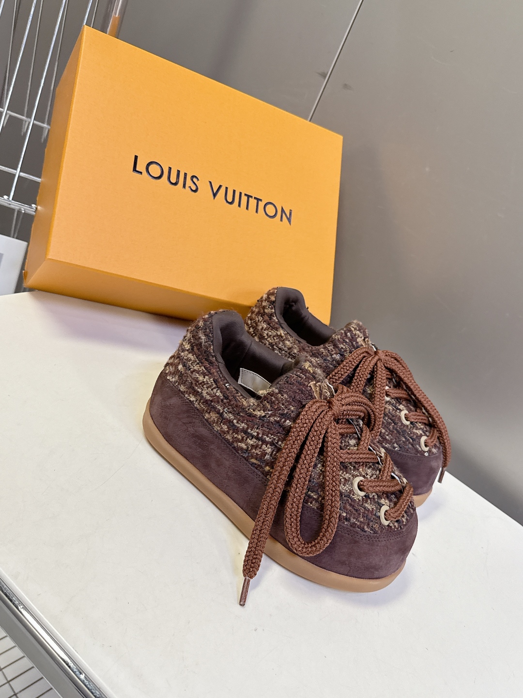 LOUIS VUITTON路易威登最新走秀款YETI 胖丁 丑萌面包鞋 以绒面牛皮革为基底，局部压印Ni