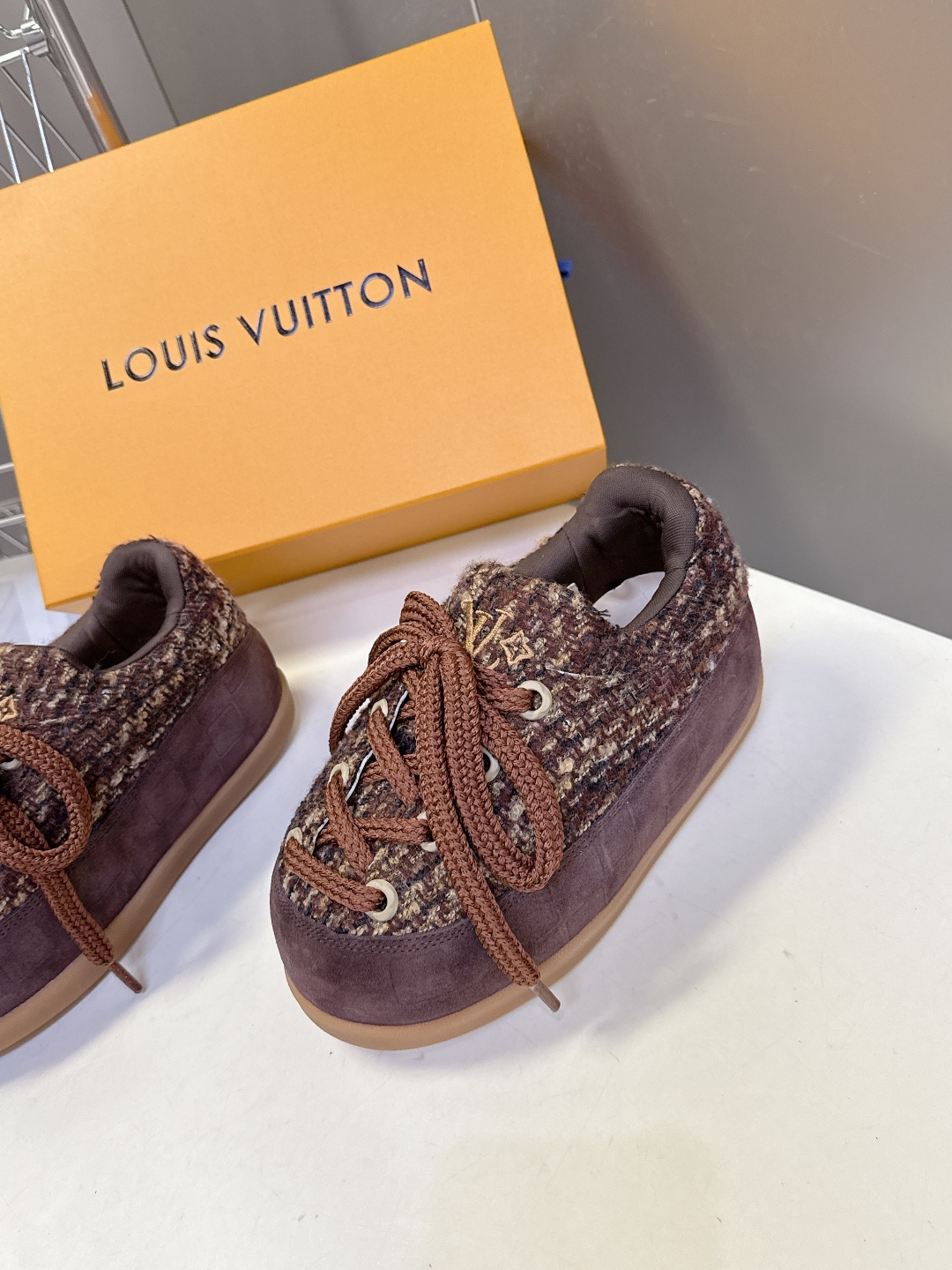 LOUIS VUITTON路易威登最新走秀款YETI 胖丁 丑萌面包鞋 以绒面牛皮革为基底，局部压印Ni