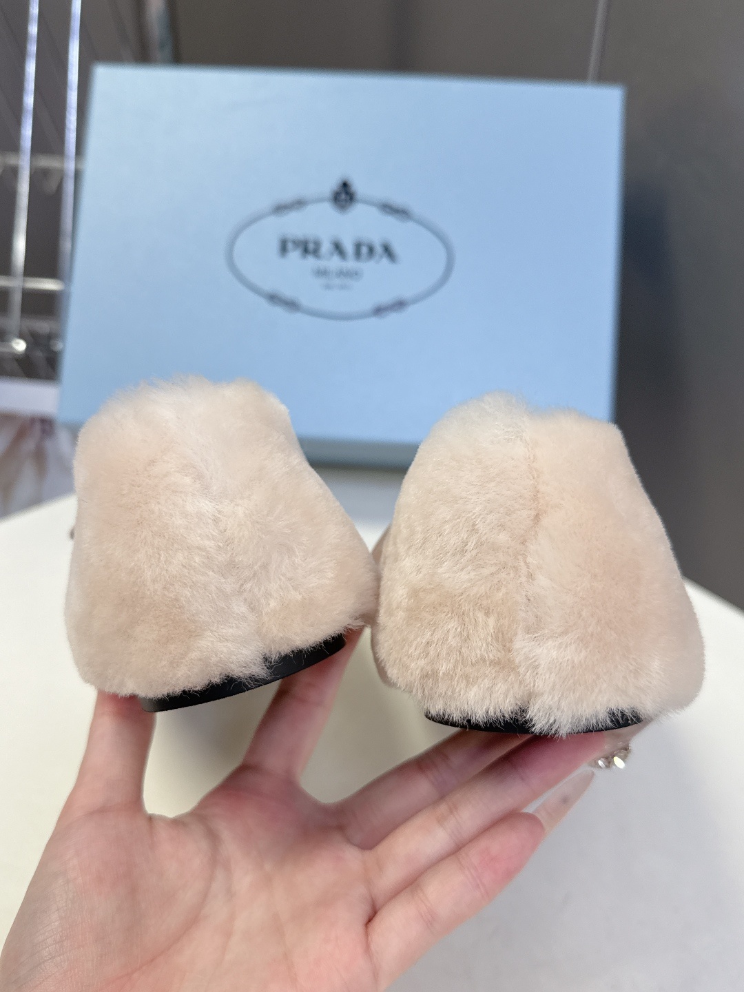 PRADA普拉达秀款秋冬毛毛鞋 芭蕾舞鞋 P家以芭蕾的灵动意韵融于日常. 以现代笔触刻画舞鞋经典轮廓!超