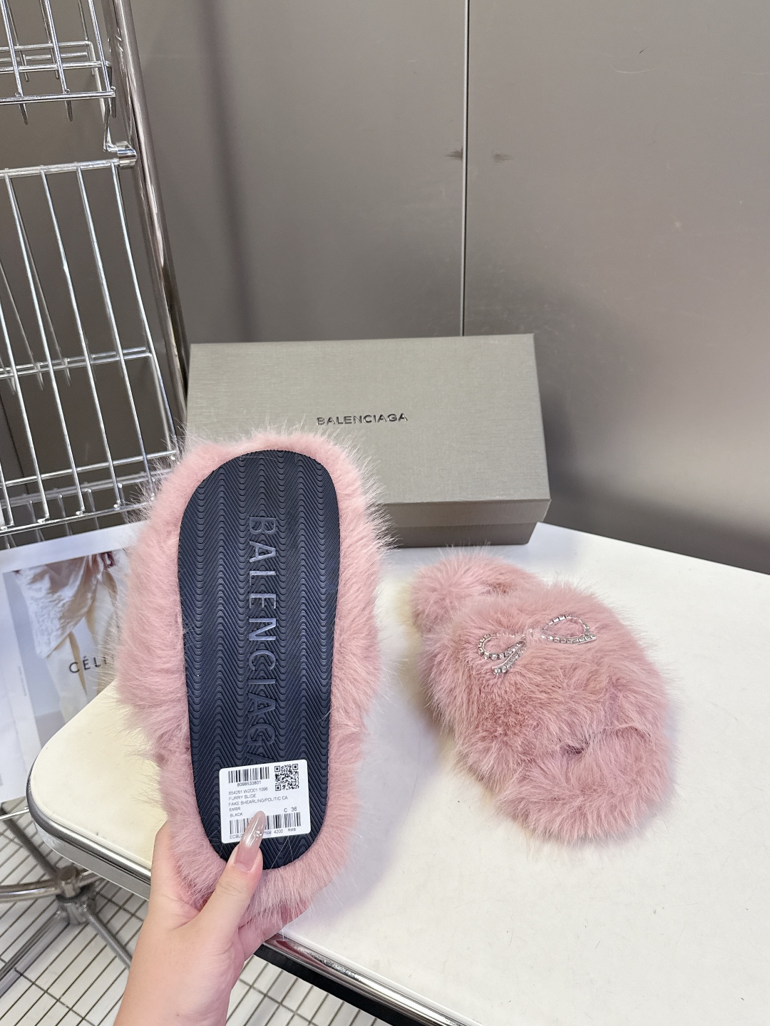 BALENCIAGA巴黎世家秋冬最新款蝴蝶结毛毛拖时装博主与欧美明星大爱款 冬季必备款 时尚却不过分张扬