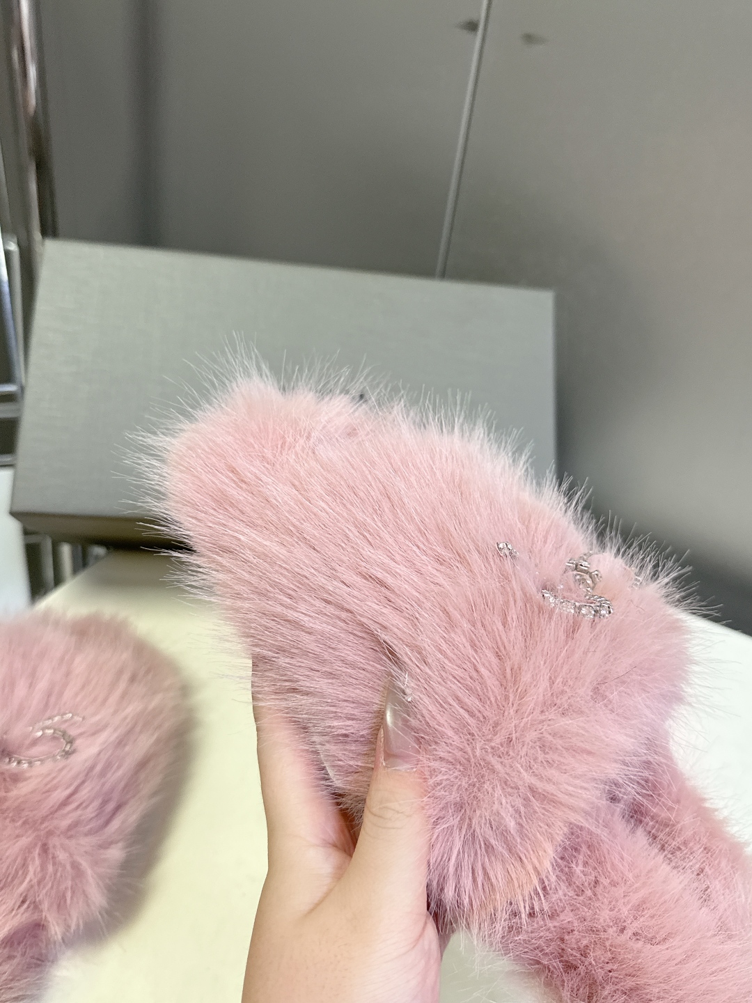 BALENCIAGA巴黎世家秋冬最新款蝴蝶结毛毛拖时装博主与欧美明星大爱款 冬季必备款 时尚却不过分张扬