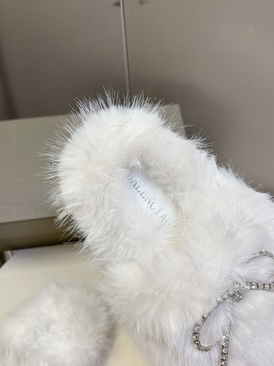 BALENCIAGA巴黎世家秋冬最新款蝴蝶结毛毛拖时装博主与欧美明星大爱款 冬季必备款 时尚却不过分张扬