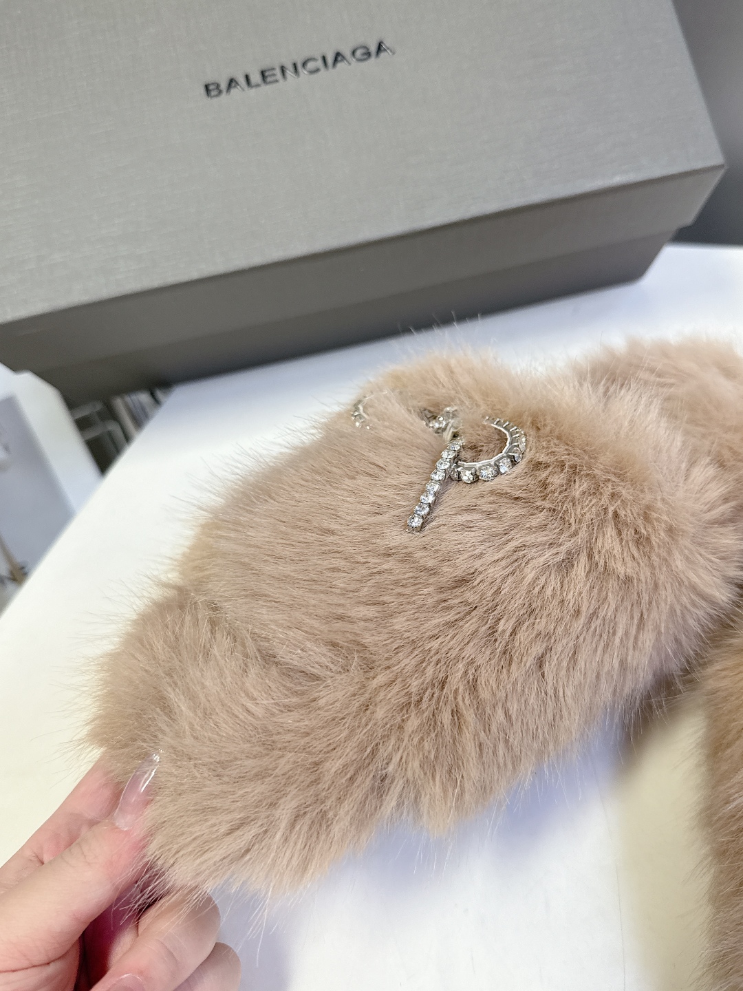 BALENCIAGA巴黎世家秋冬最新款蝴蝶结毛毛拖时装博主与欧美明星大爱款 冬季必备款 时尚却不过分张扬