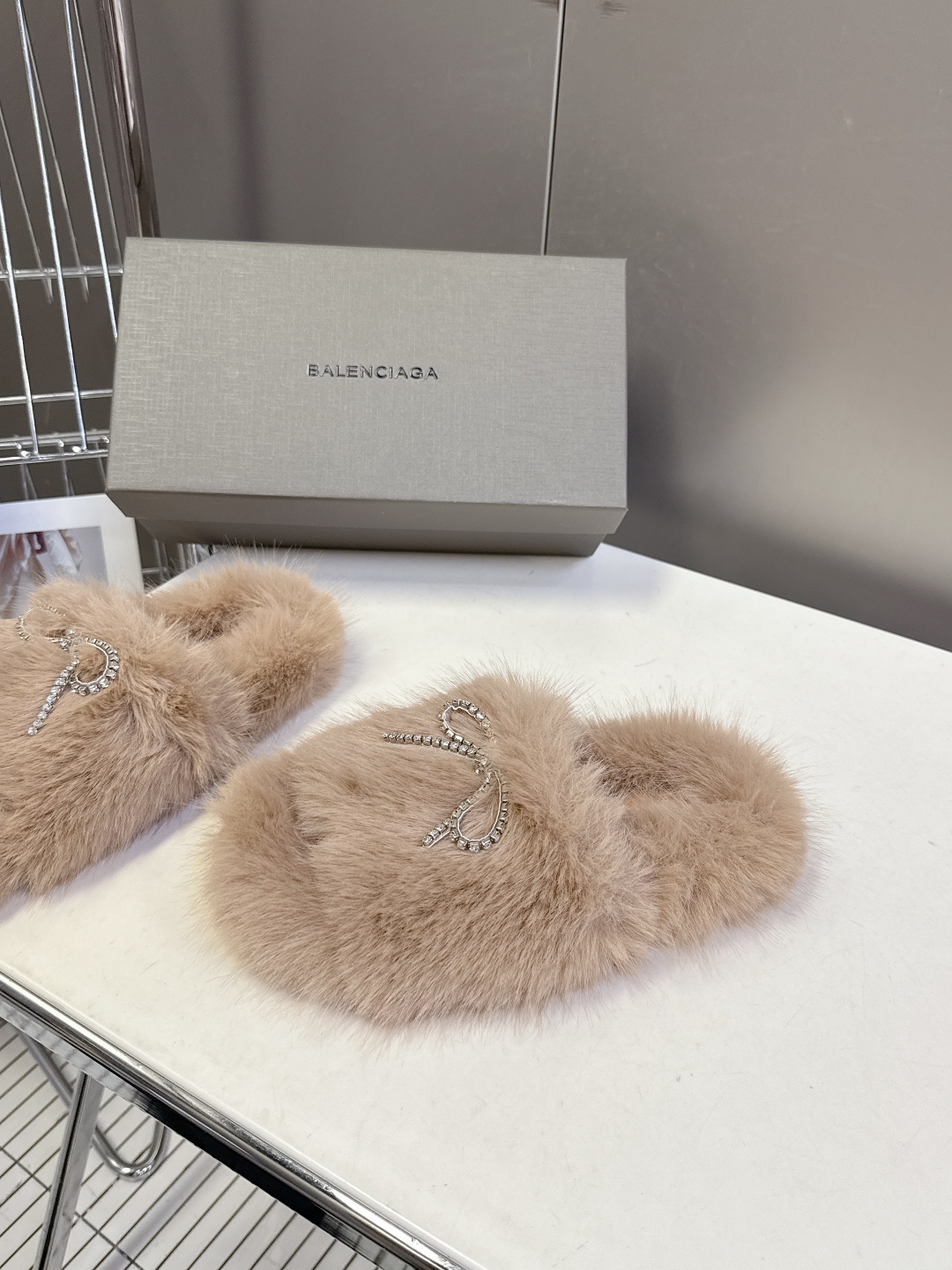 BALENCIAGA巴黎世家秋冬最新款蝴蝶结毛毛拖时装博主与欧美明星大爱款 冬季必备款 时尚却不过分张扬