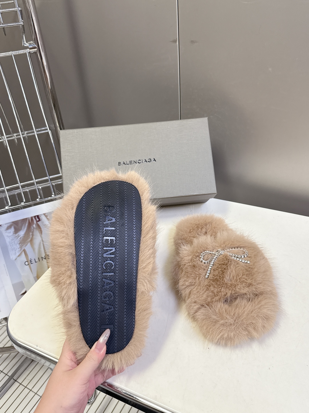 BALENCIAGA巴黎世家秋冬最新款蝴蝶结毛毛拖时装博主与欧美明星大爱款 冬季必备款 时尚却不过分张扬