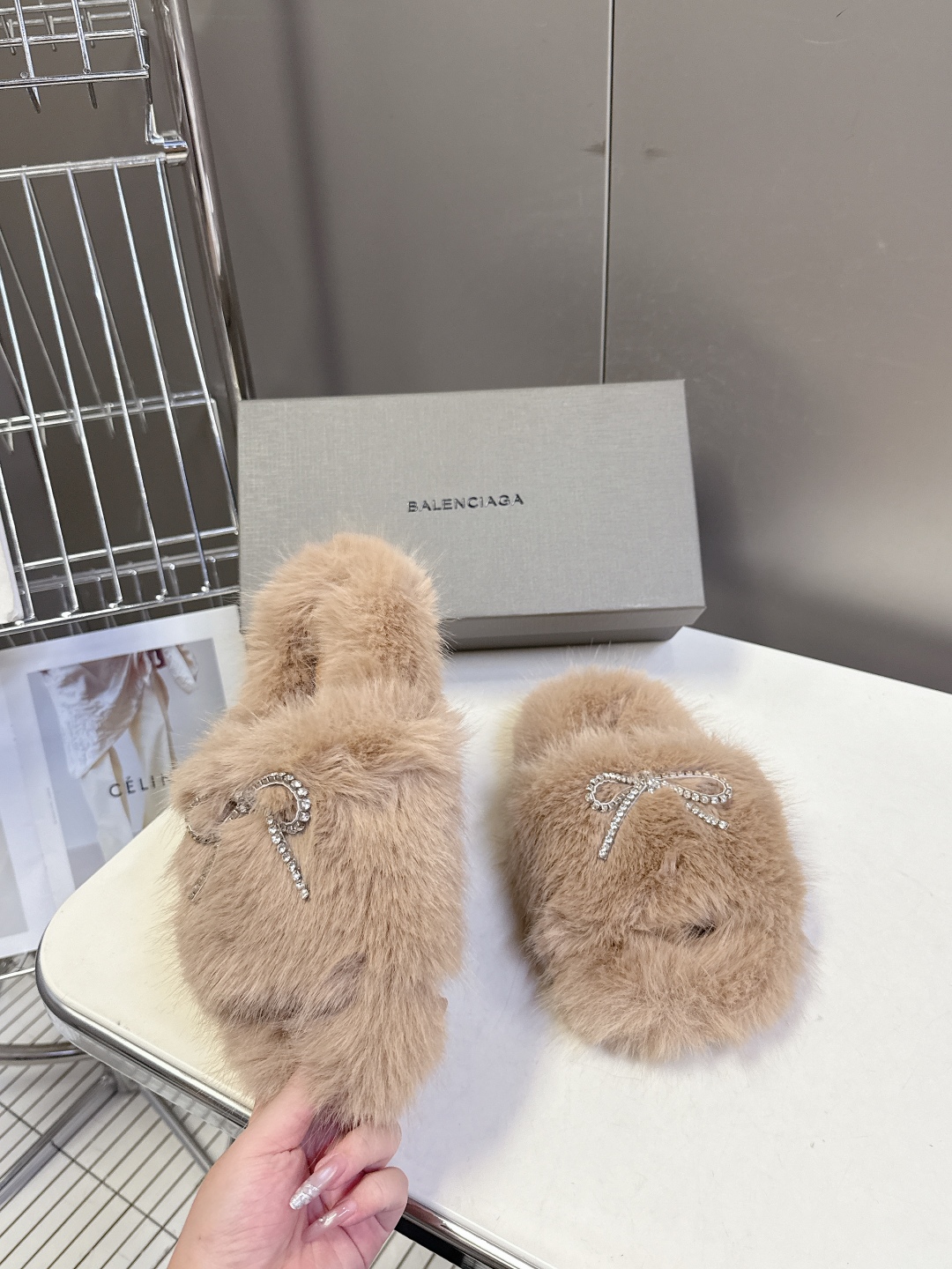 BALENCIAGA巴黎世家秋冬最新款蝴蝶结毛毛拖时装博主与欧美明星大爱款 冬季必备款 时尚却不过分张扬